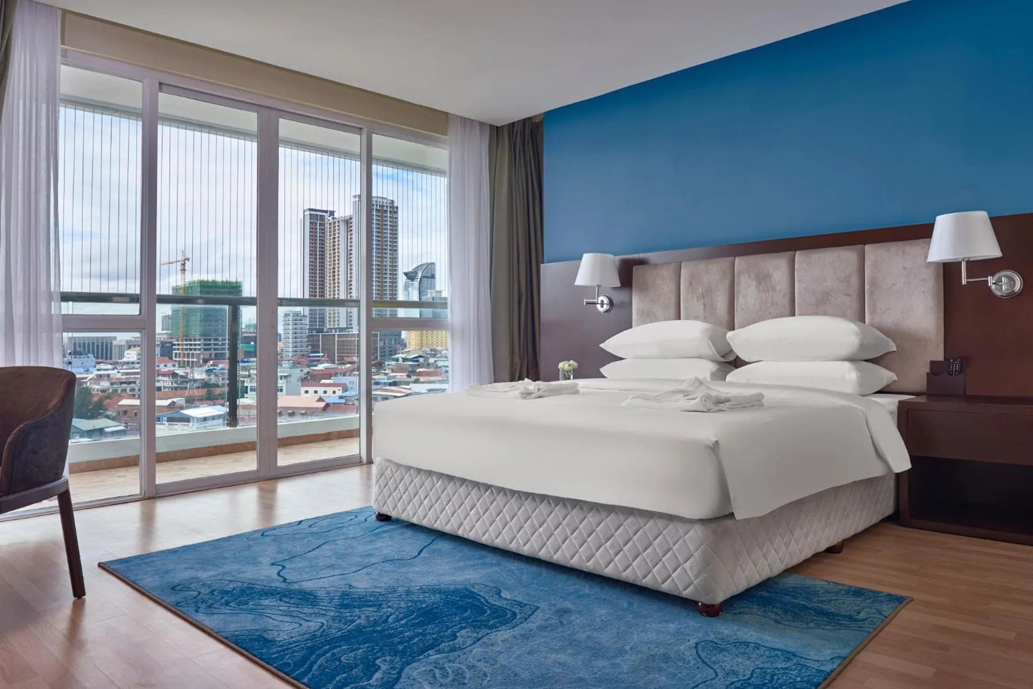 Executive Suite in Olympia City Hotel by Dara