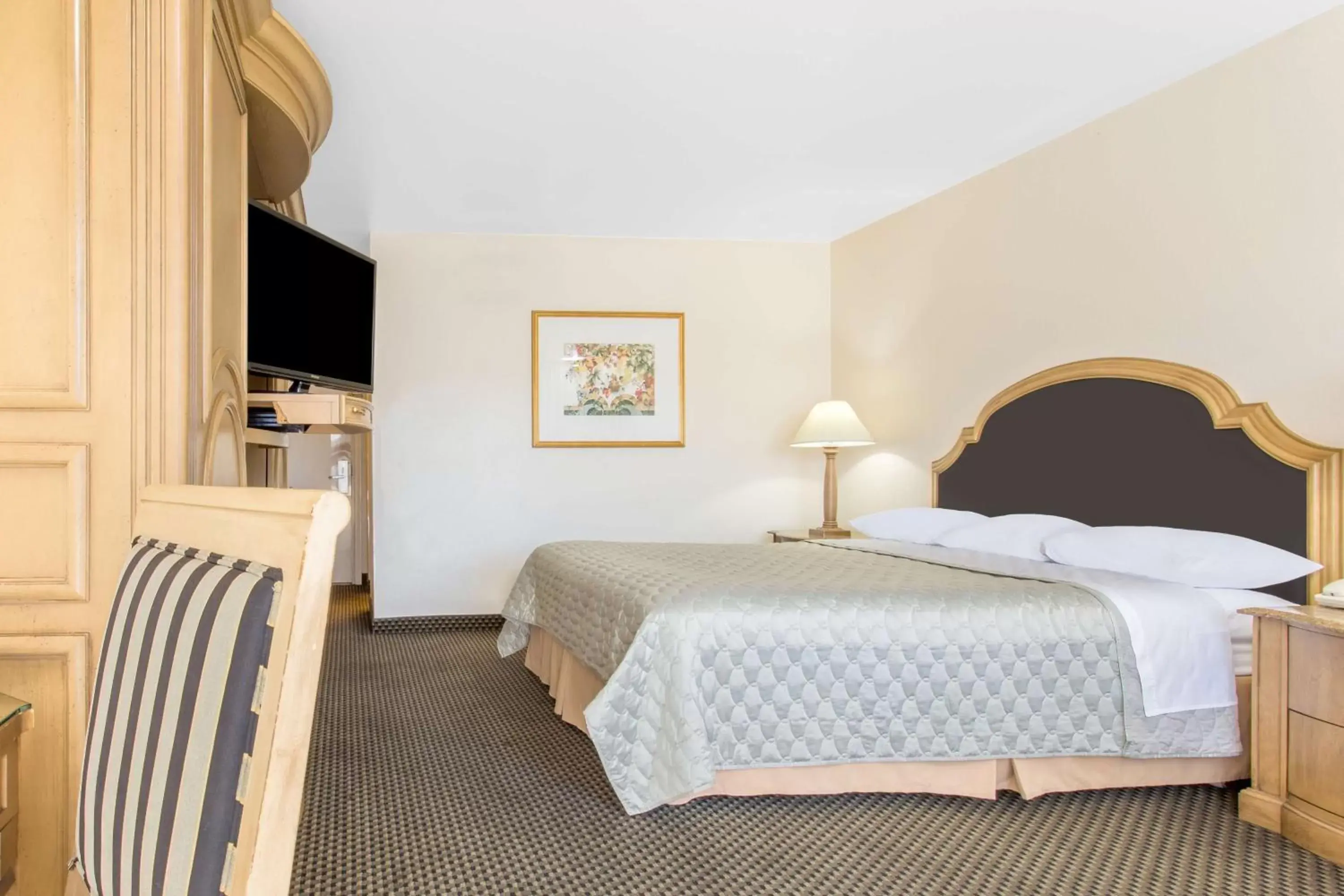 Deluxe King Rom with Courtyard View - Non-Smoking in Days Inn by Wyndham Modesto Deluxe King Rom with Courtyard View - Non-Smoking in Days Inn by Wyndham Modesto