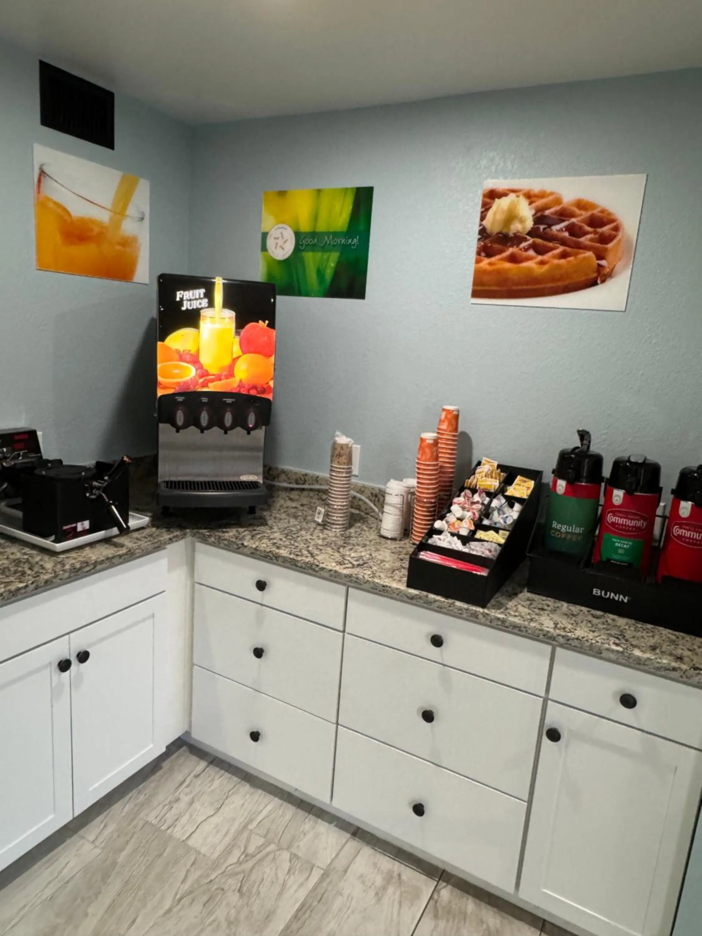 Kitchen/Kitchenette in Rodeway Inn
