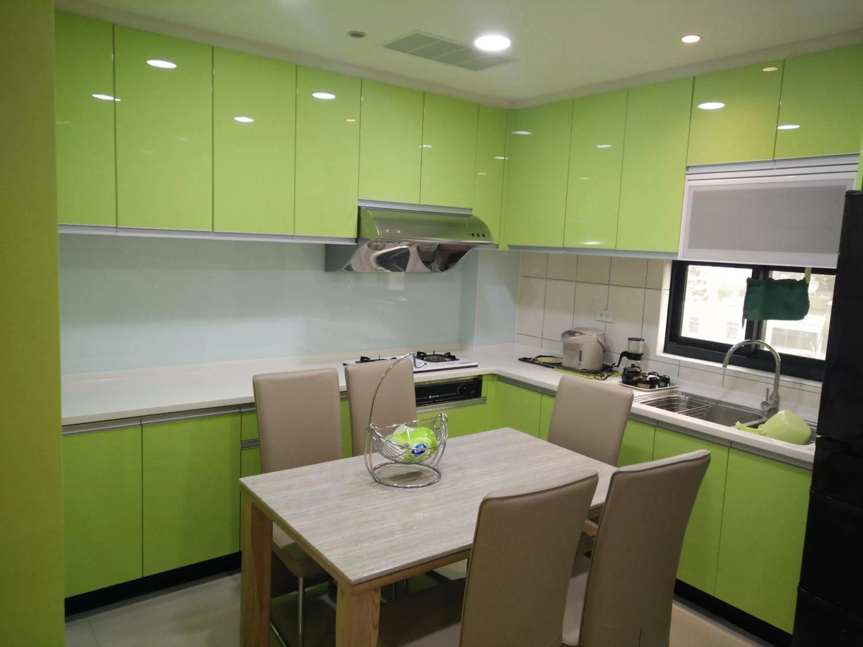 Restaurant/places to eat, Kitchen/Kitchenette in Frank B&B