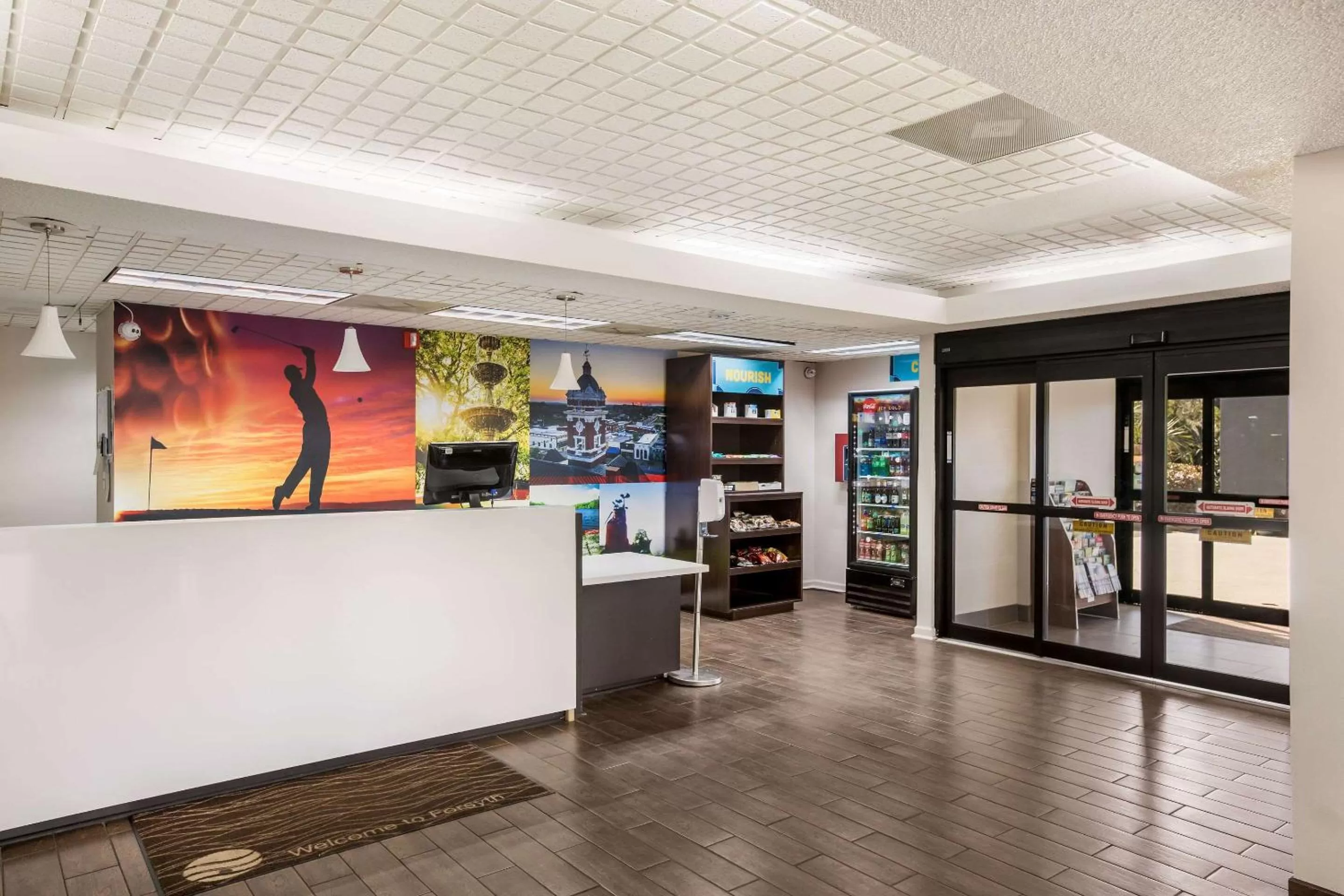 Lobby or reception in Clarion Pointe Forsyth I-75