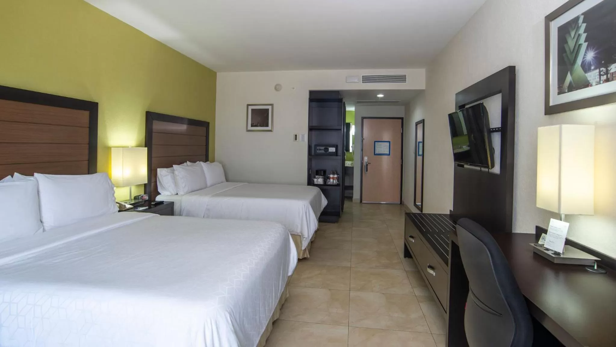 Photo of the whole room, Bed in Holiday Inn Express Xalapa by IHG