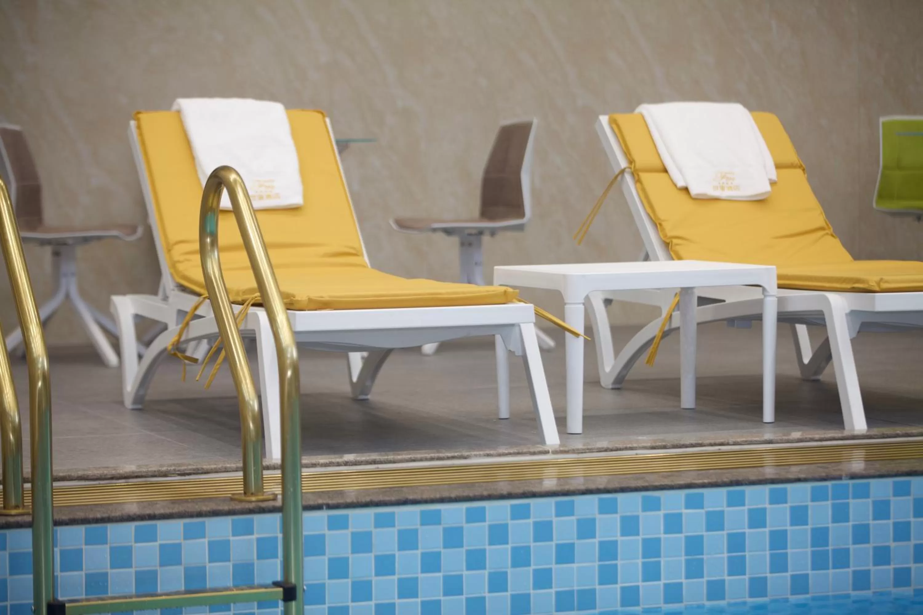 Swimming pool in Hôtel FAMILLE MONDIALE