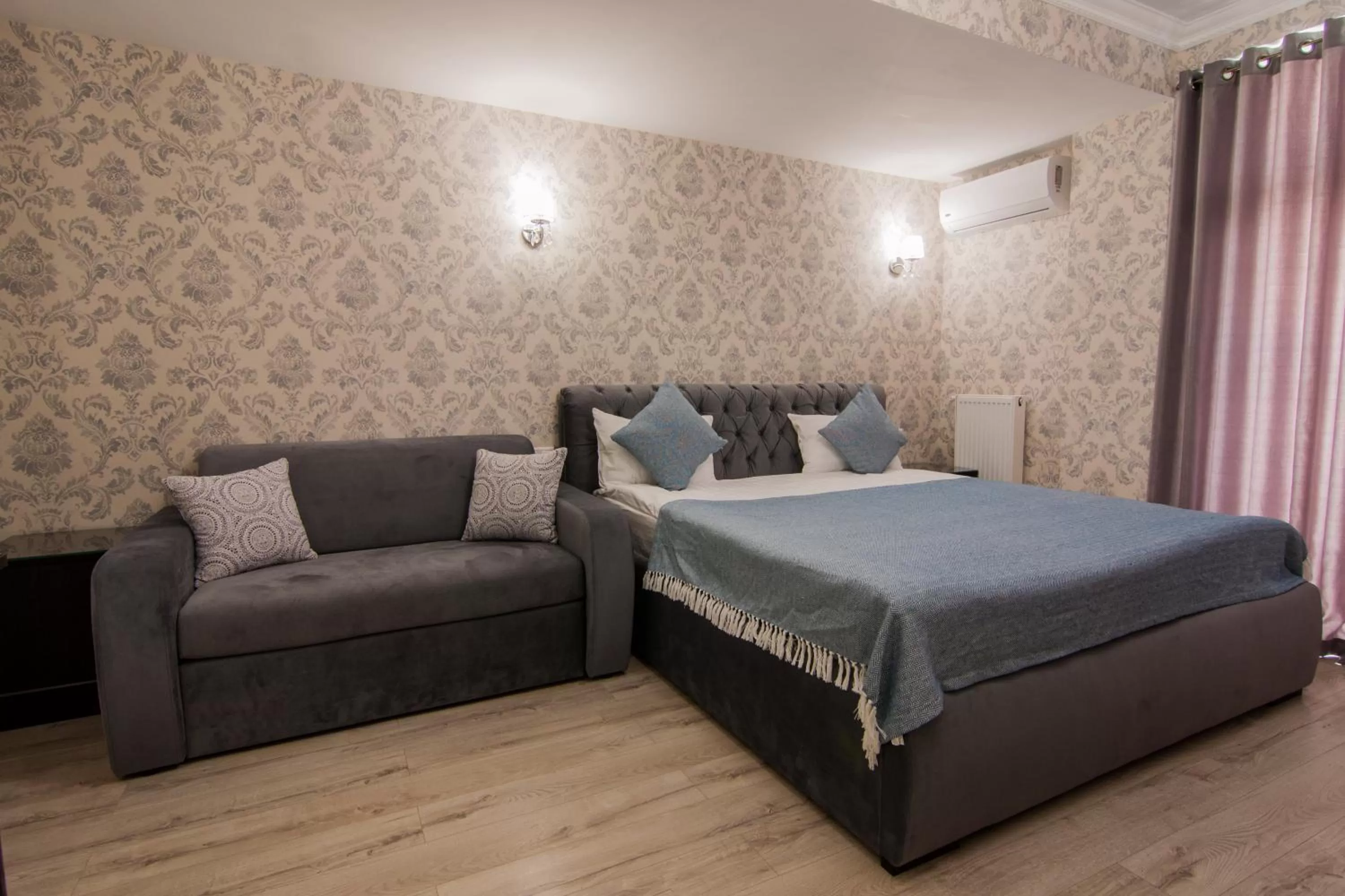 Photo of the whole room, Bed in Klassik Hotel