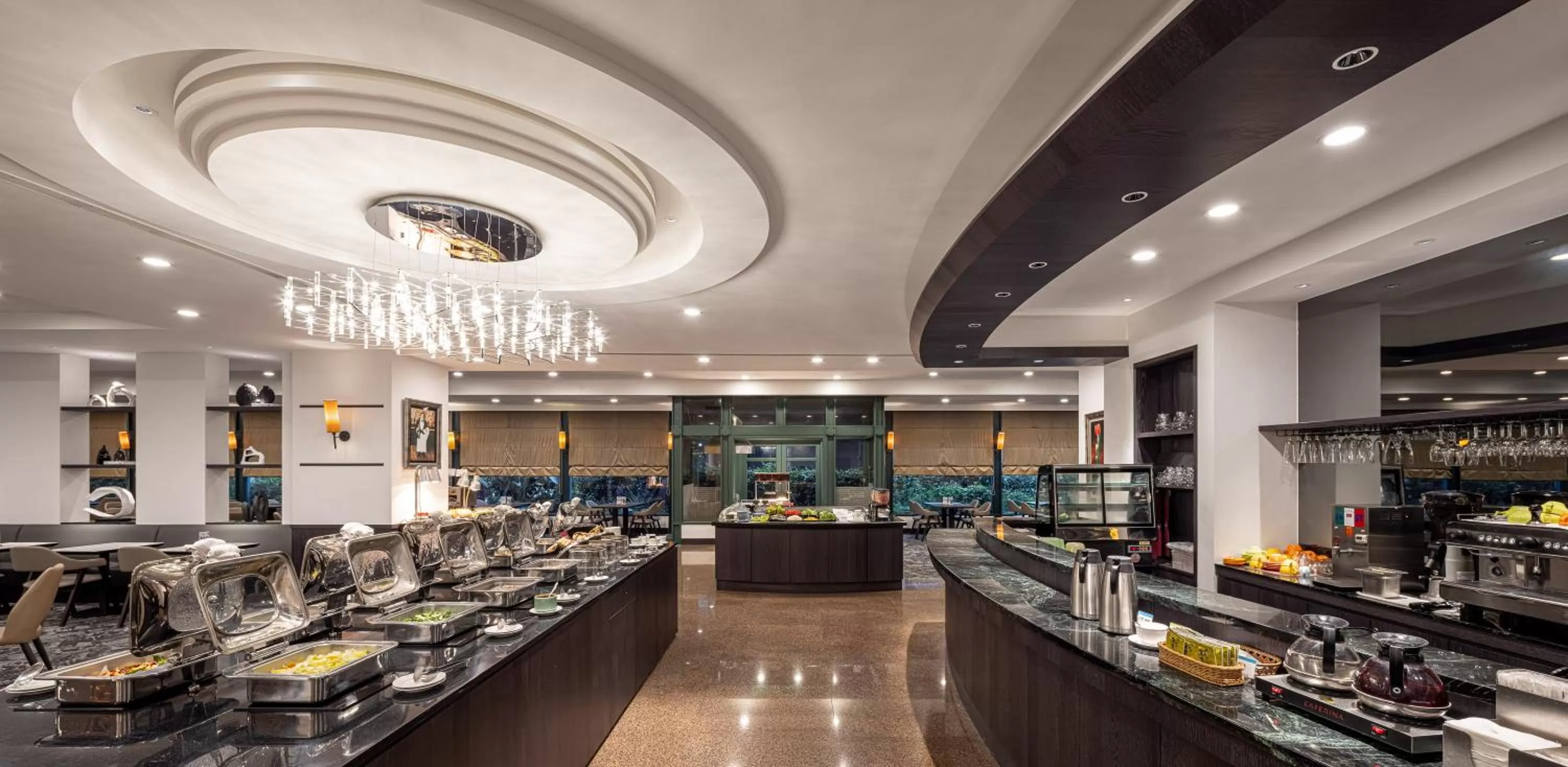 Restaurant/places to eat in Lakeshore Hotel Metropolis