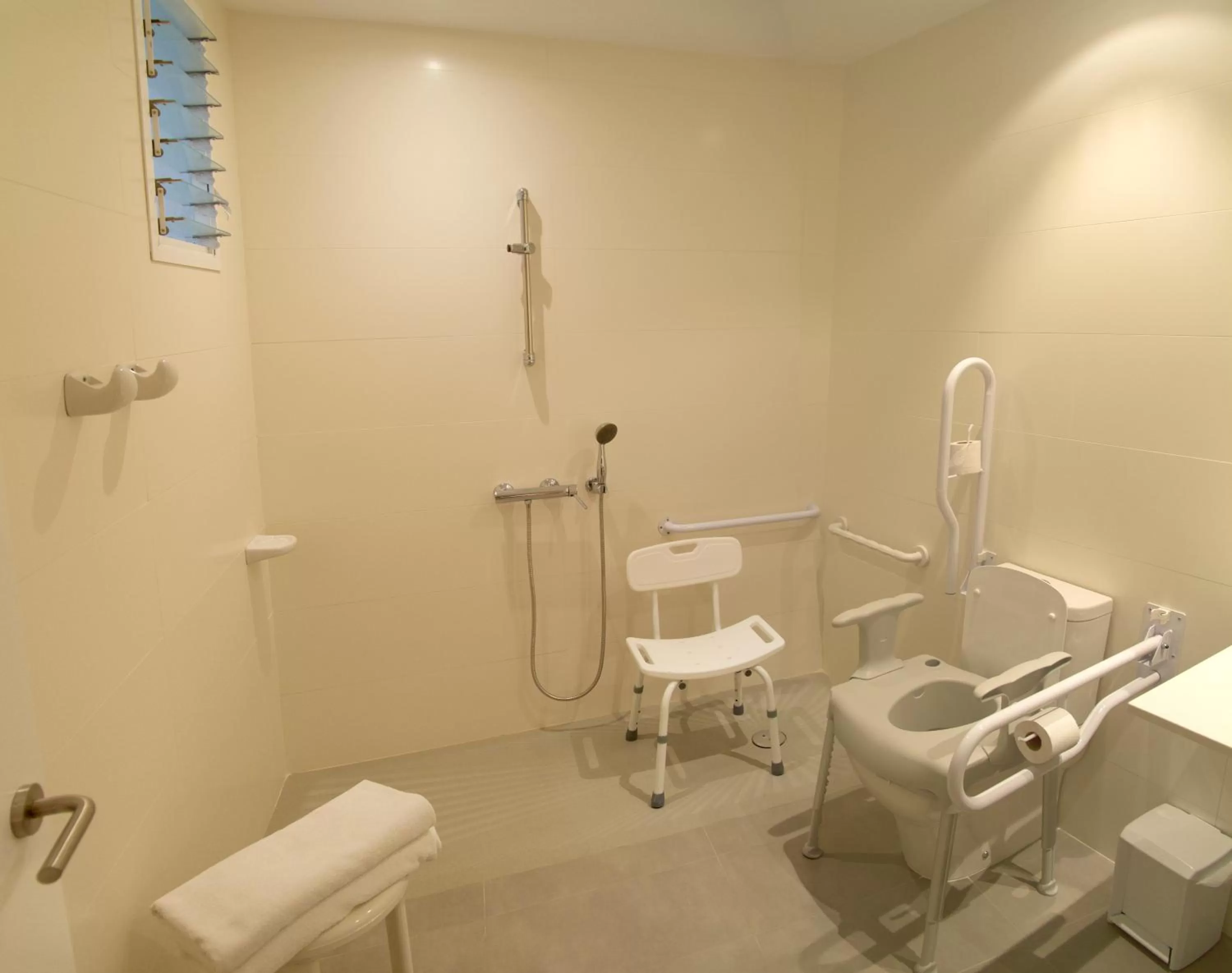 Shower in Checkin Valencia Ciscar