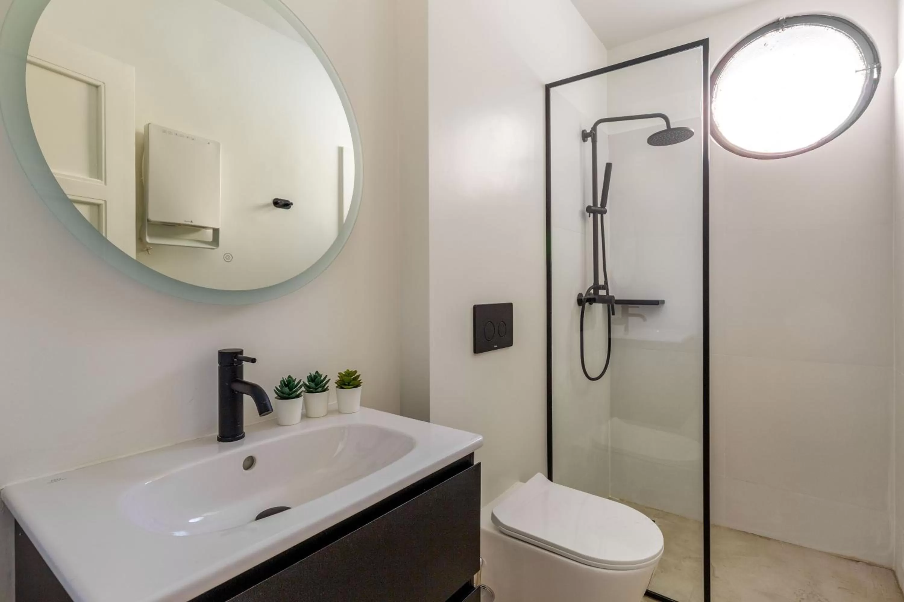 Shower, Bathroom in ZOIA The Met by UPSTREET