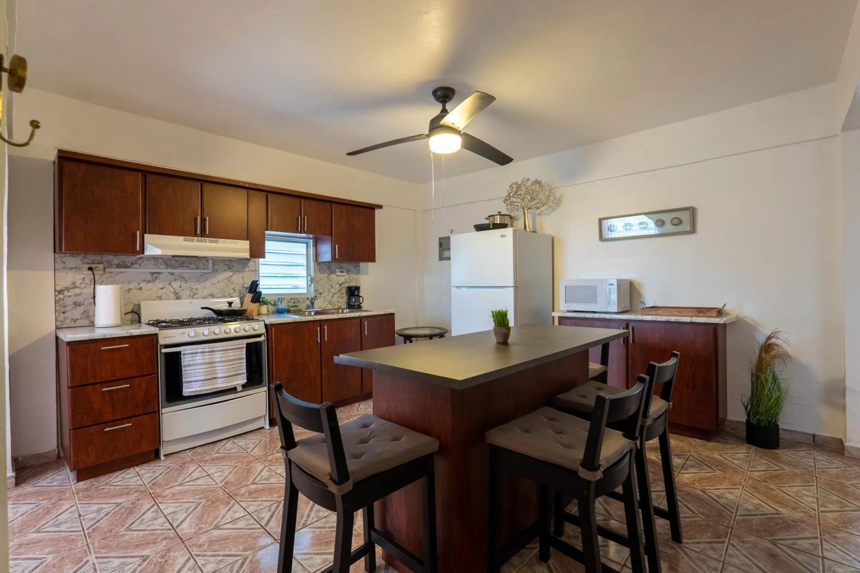 Kitchen/Kitchenette in El Flamingo Beach Club
