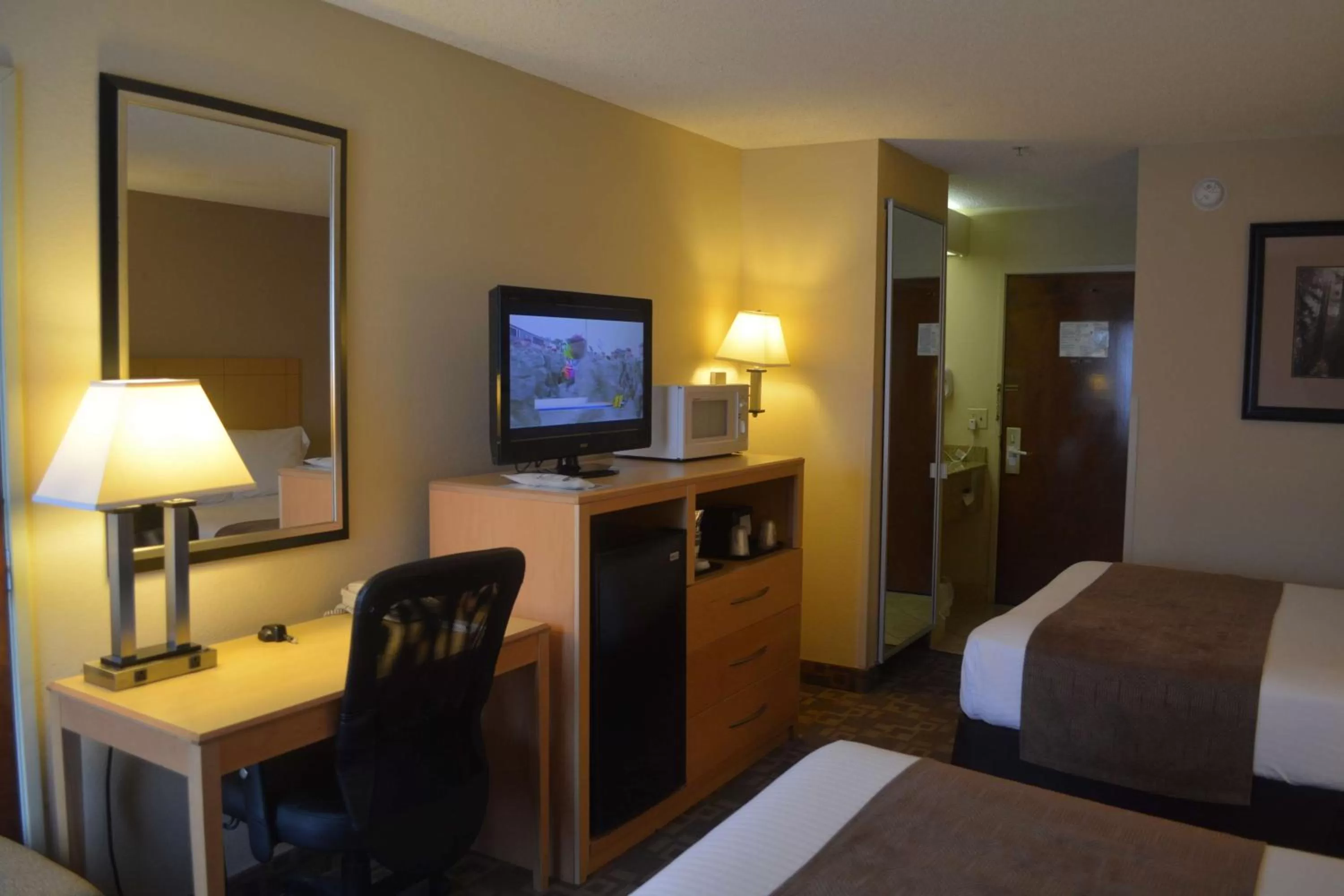Photo of the whole room, Bed in SureStay Plus Hotel by Best Western Roanoke Rapids I-95