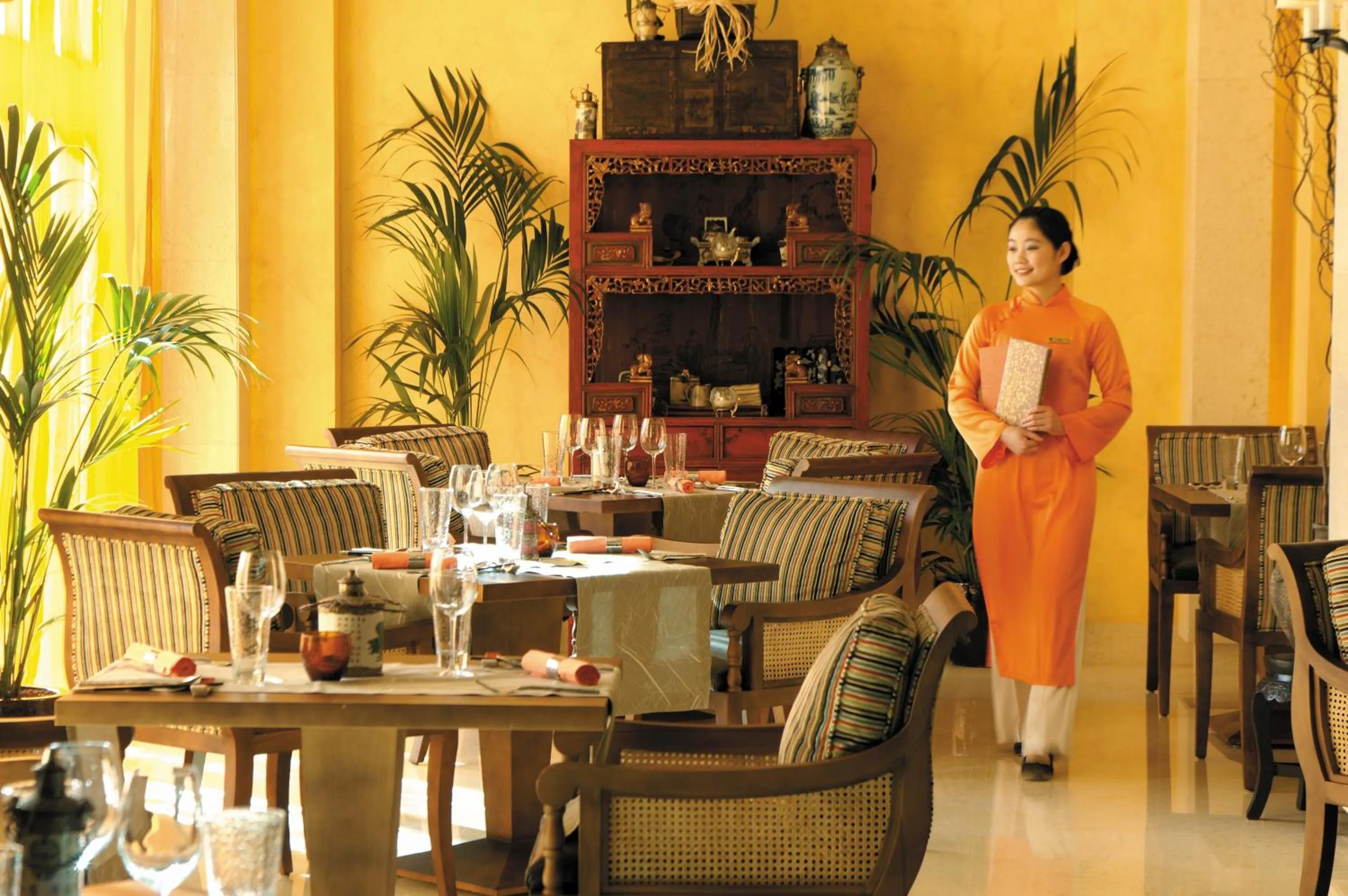 Restaurant/places to eat in Shangri-La Hotel Apartments Qaryat Al Beri