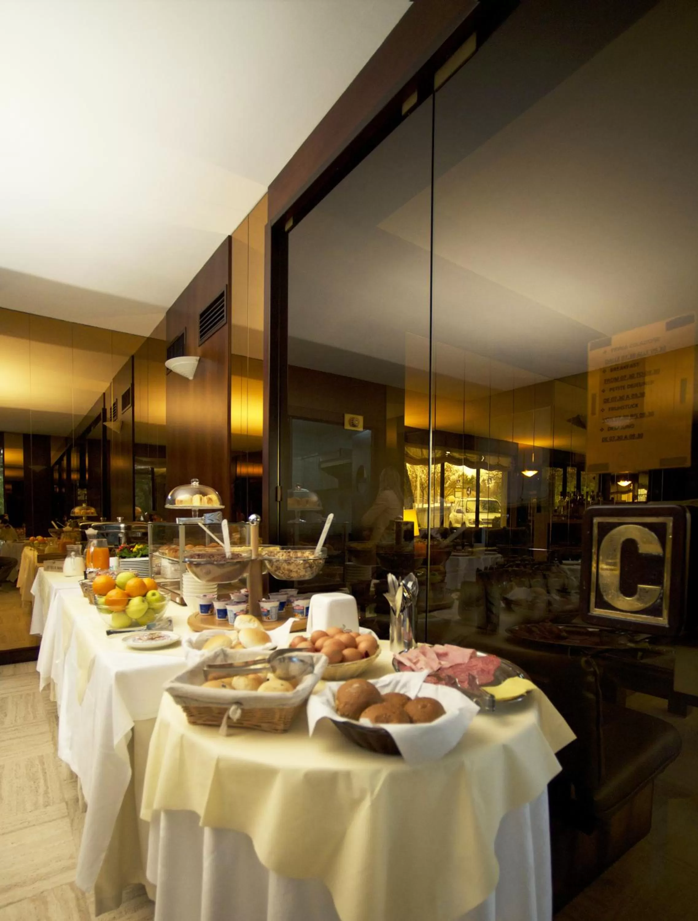 Restaurant/places to eat in Club Hotel