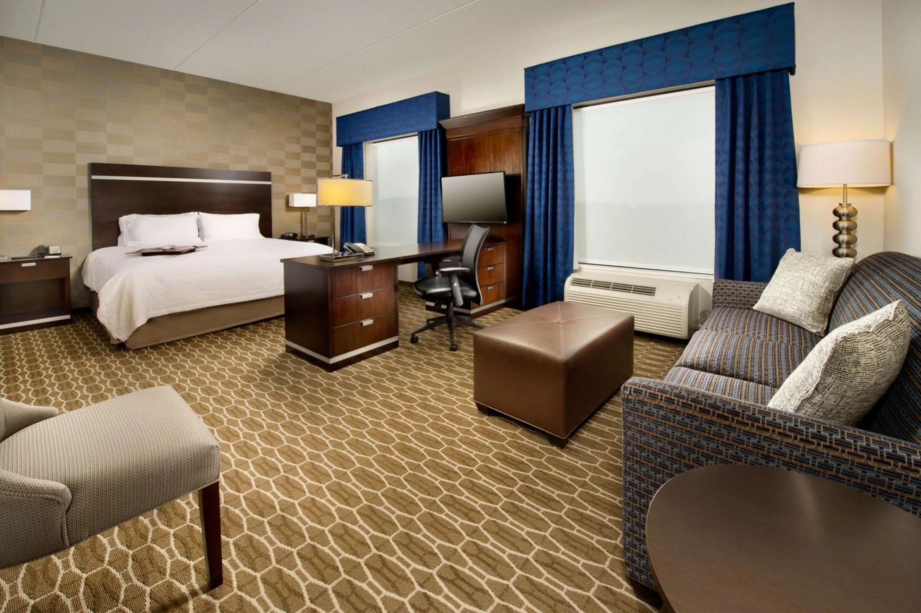 Bedroom, Bed in Hampton Inn and Suites Washington DC North/Gaithersburg