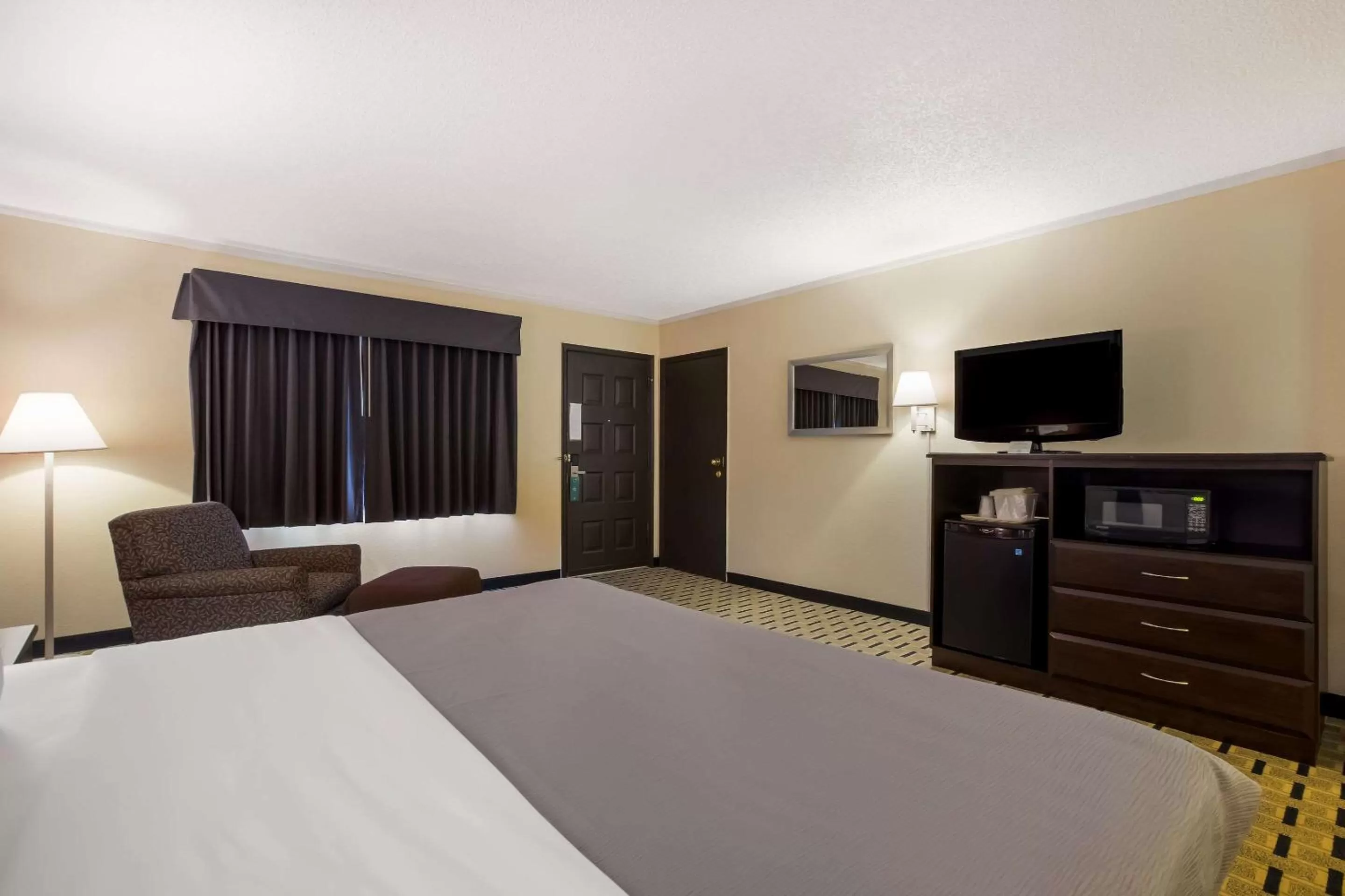 Bedroom, Bed in Quality Inn & Suites Millville
