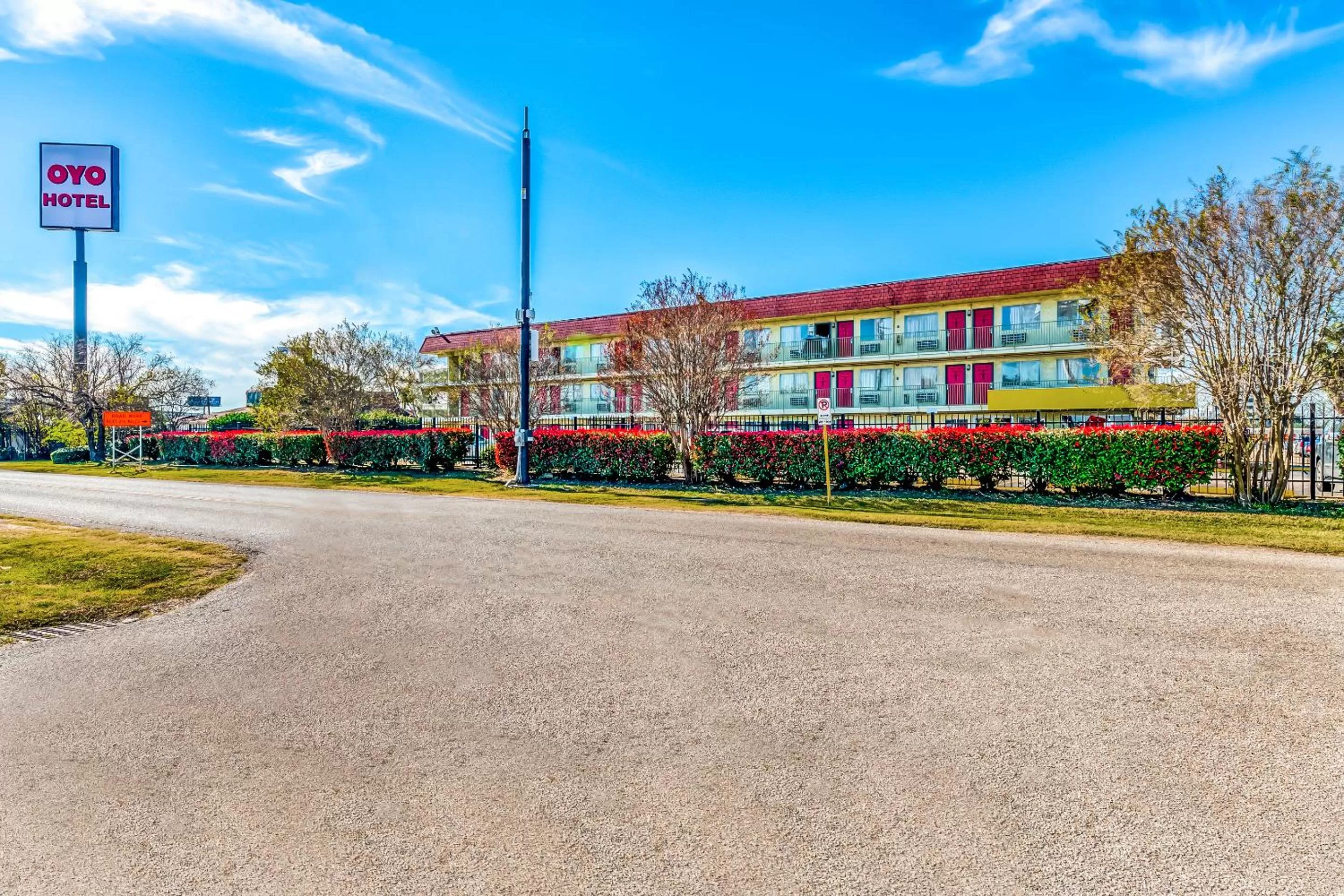 Facade/entrance in OYO Hotel Houston Southwest I-69