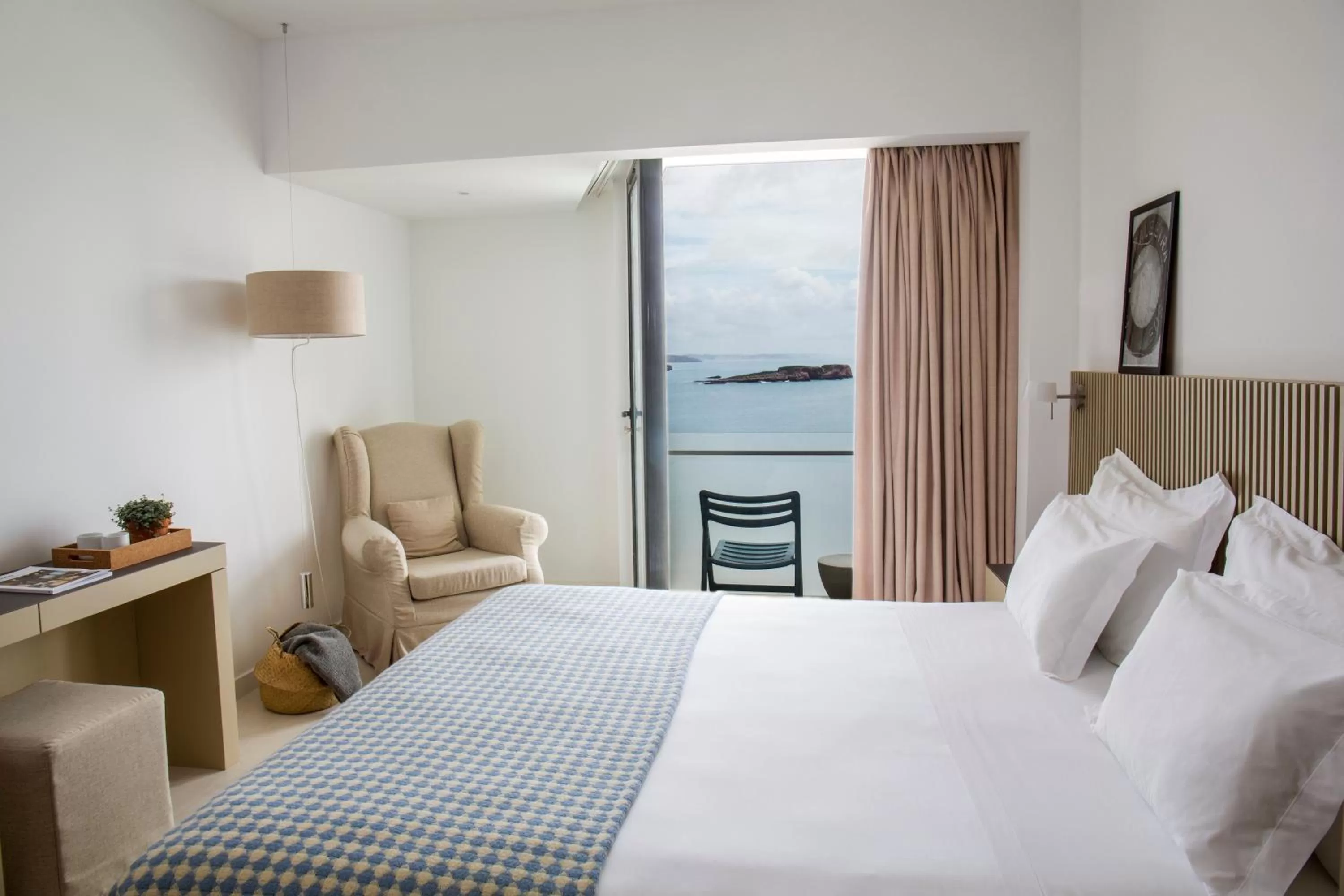 Bedroom, Bed in Memmo Baleeira - Design Hotels