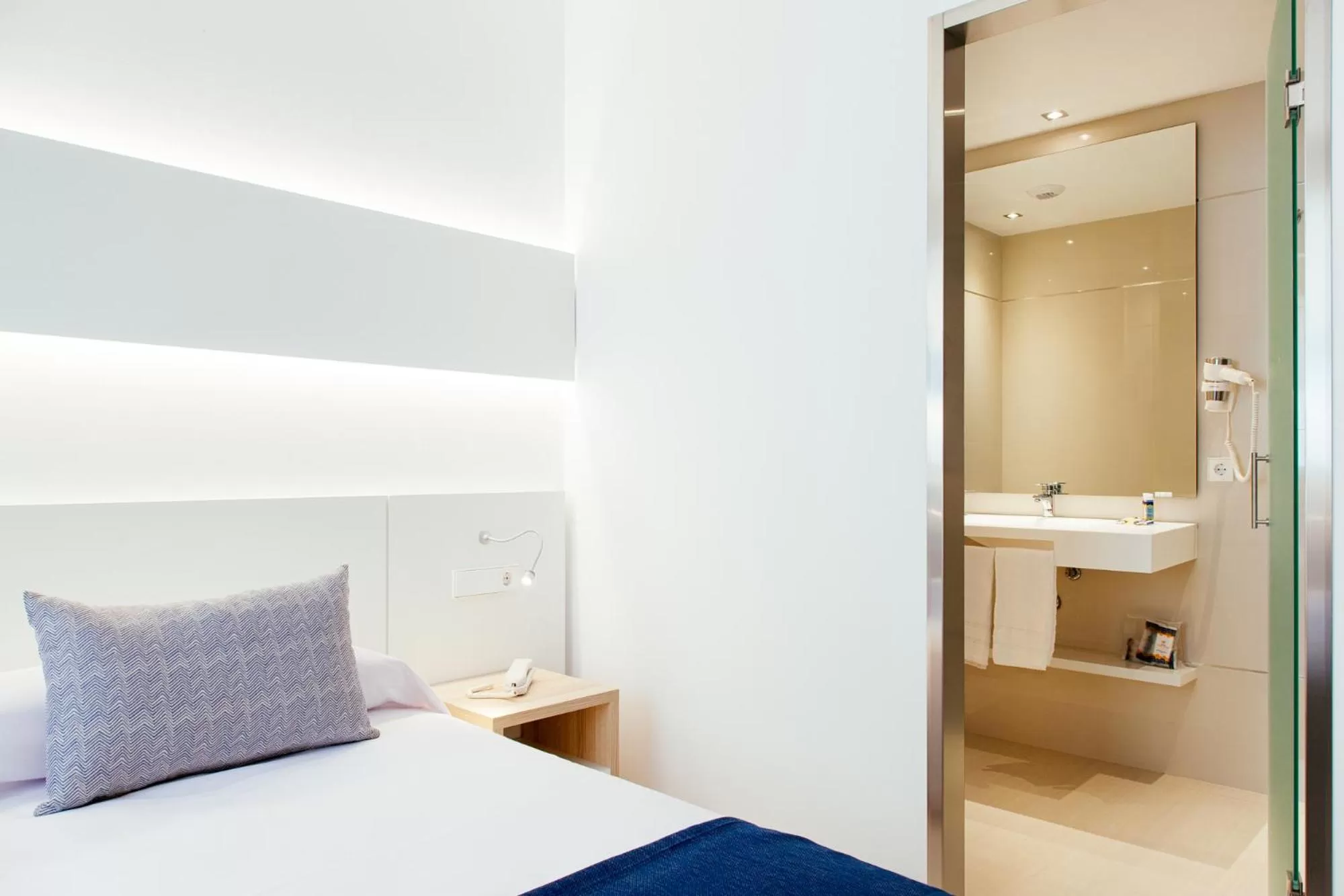 Bathroom, Bed in Globales Acis y Galatea