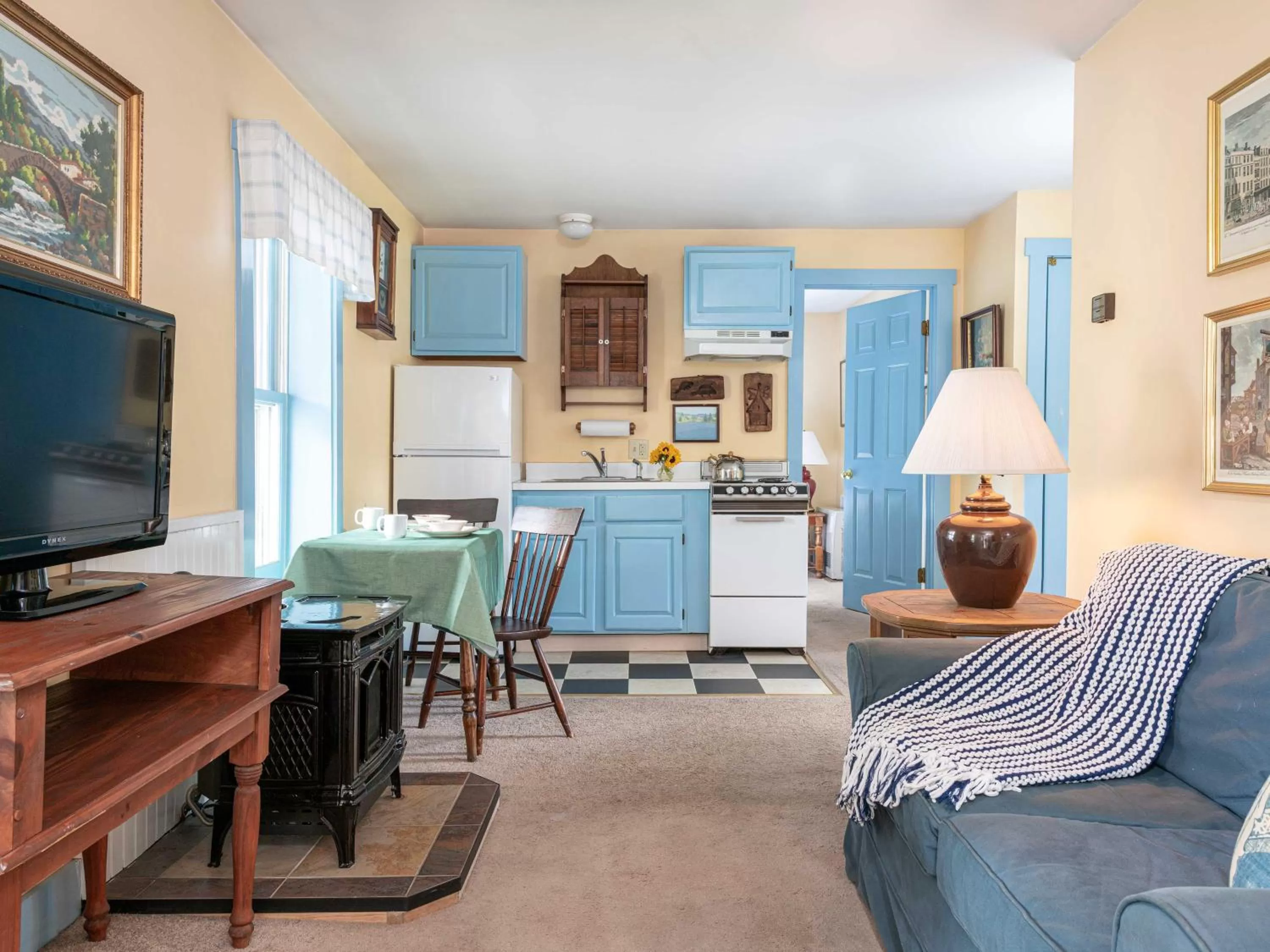 Communal lounge/ TV room in Old Stagecoach Inn