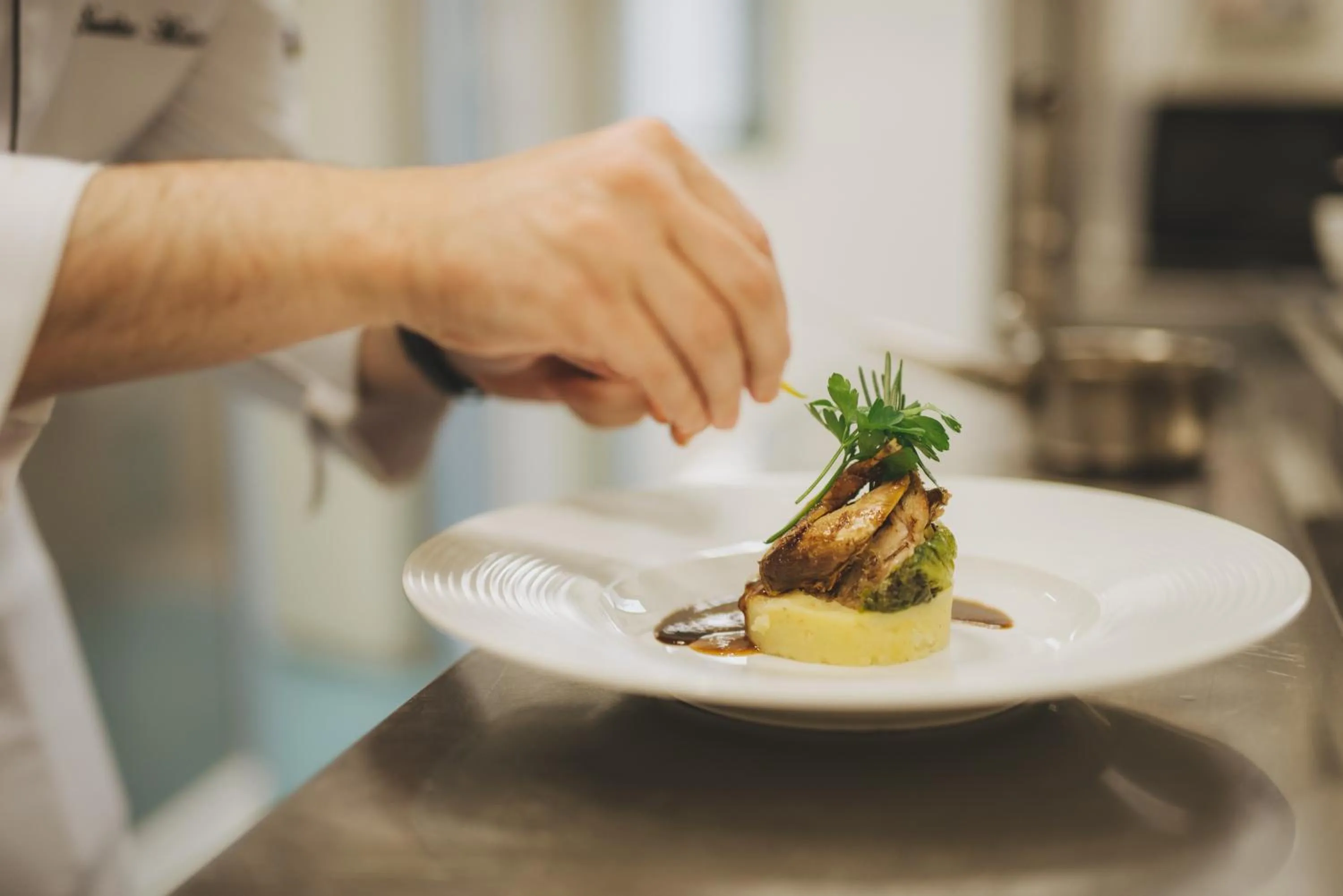 Restaurant/places to eat in Les Deux Tours