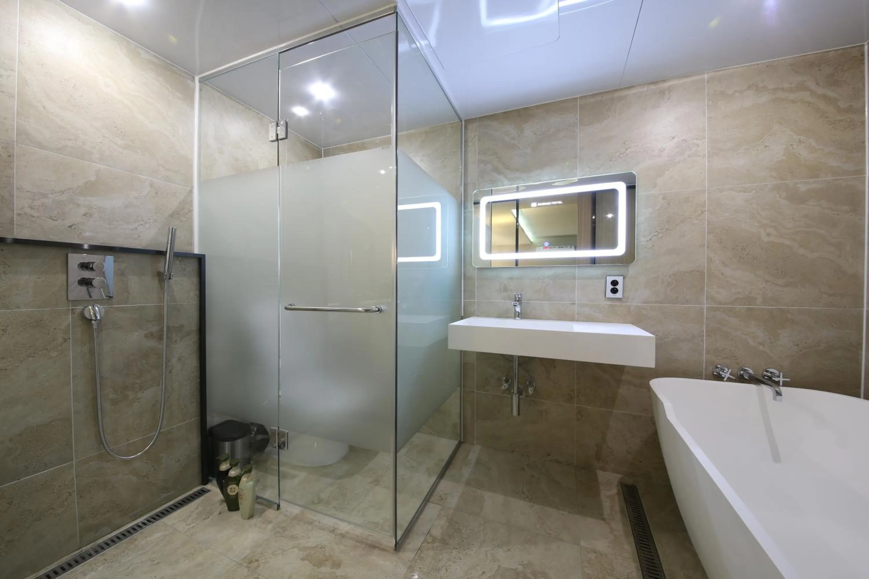 Shower in Avenue Hotel
