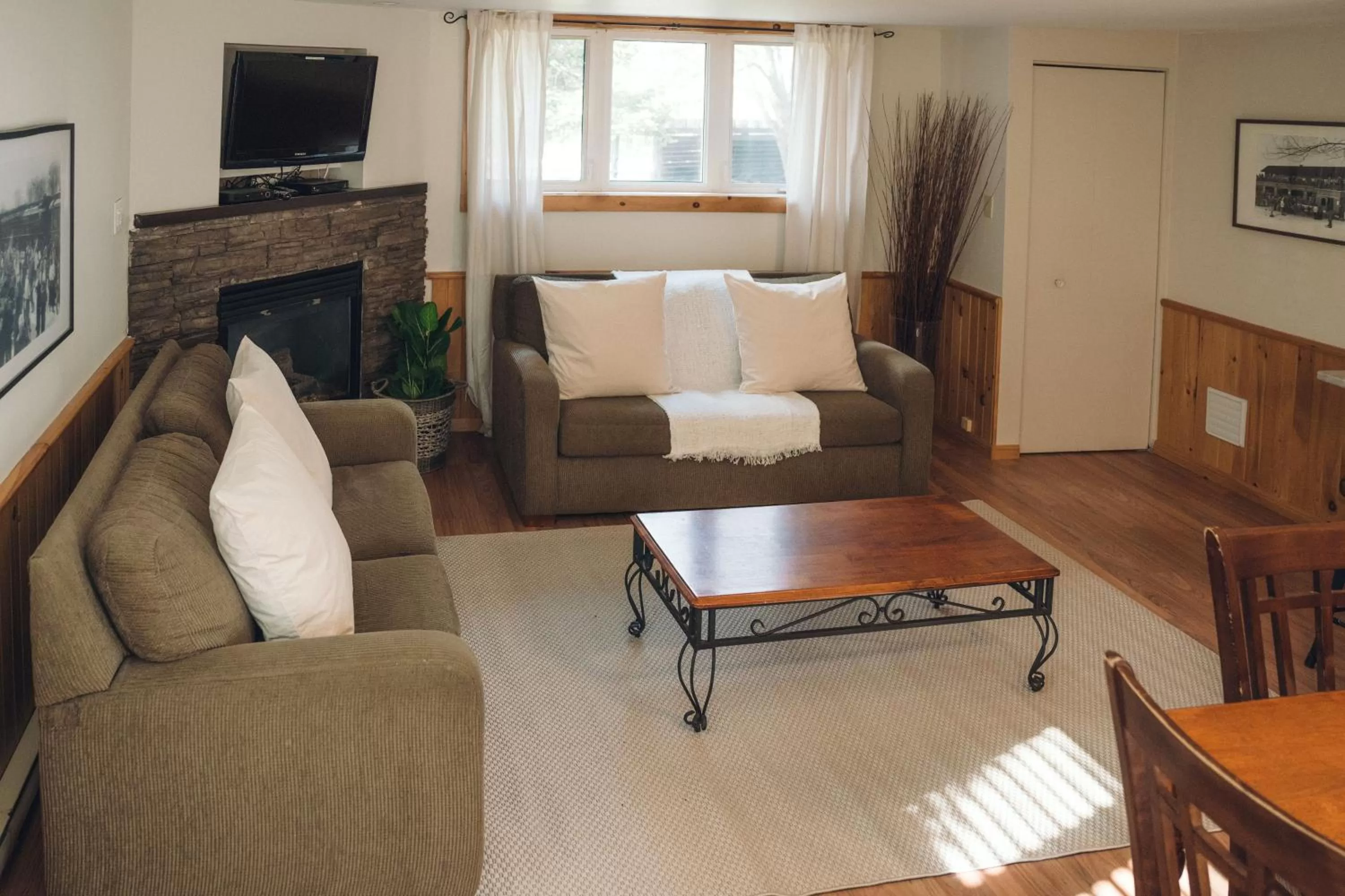 Seating Area in Le Montagnard, Auberge Hôtel & Chalets