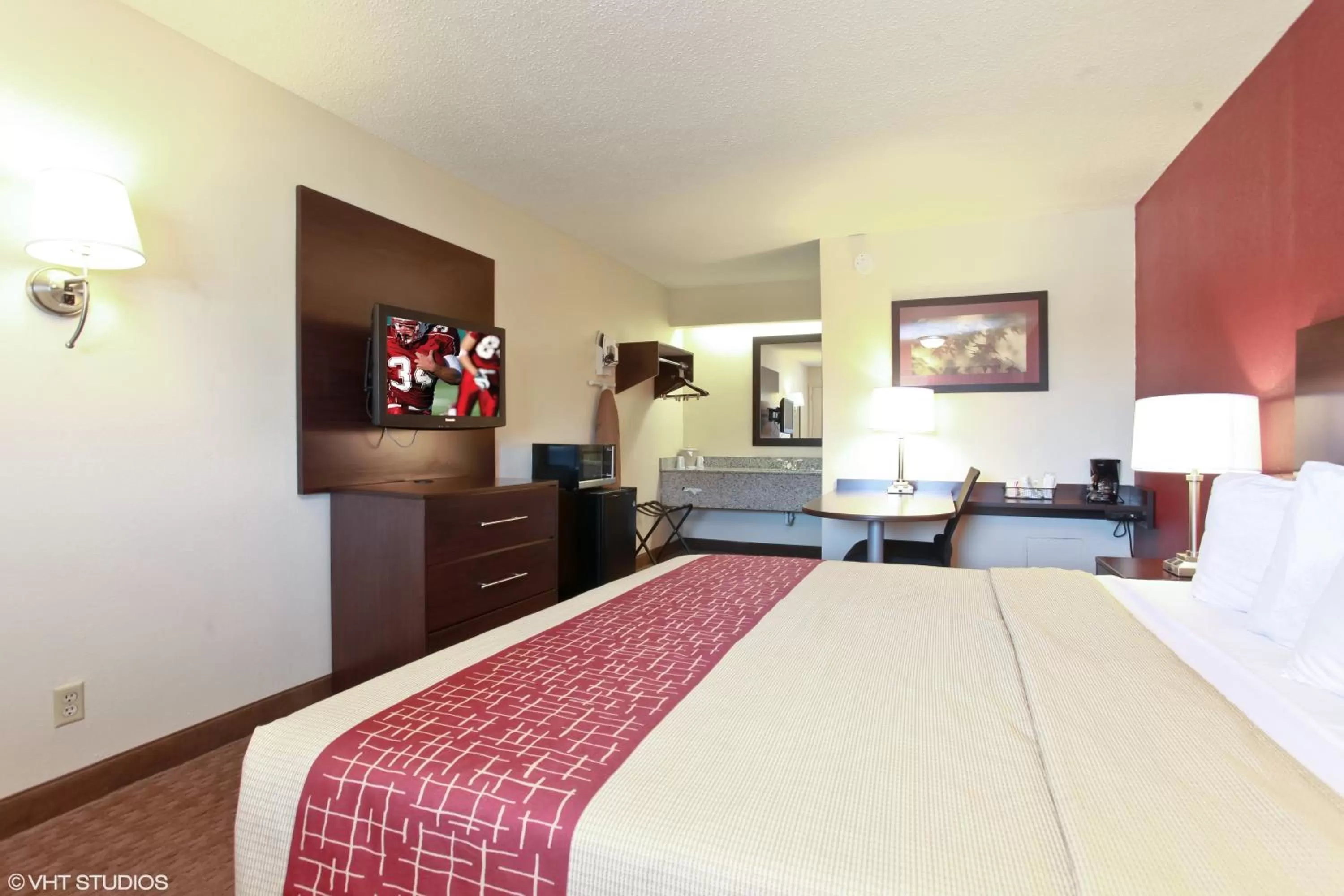 Photo of the whole room, Bed in Red Roof Inn Michigan City