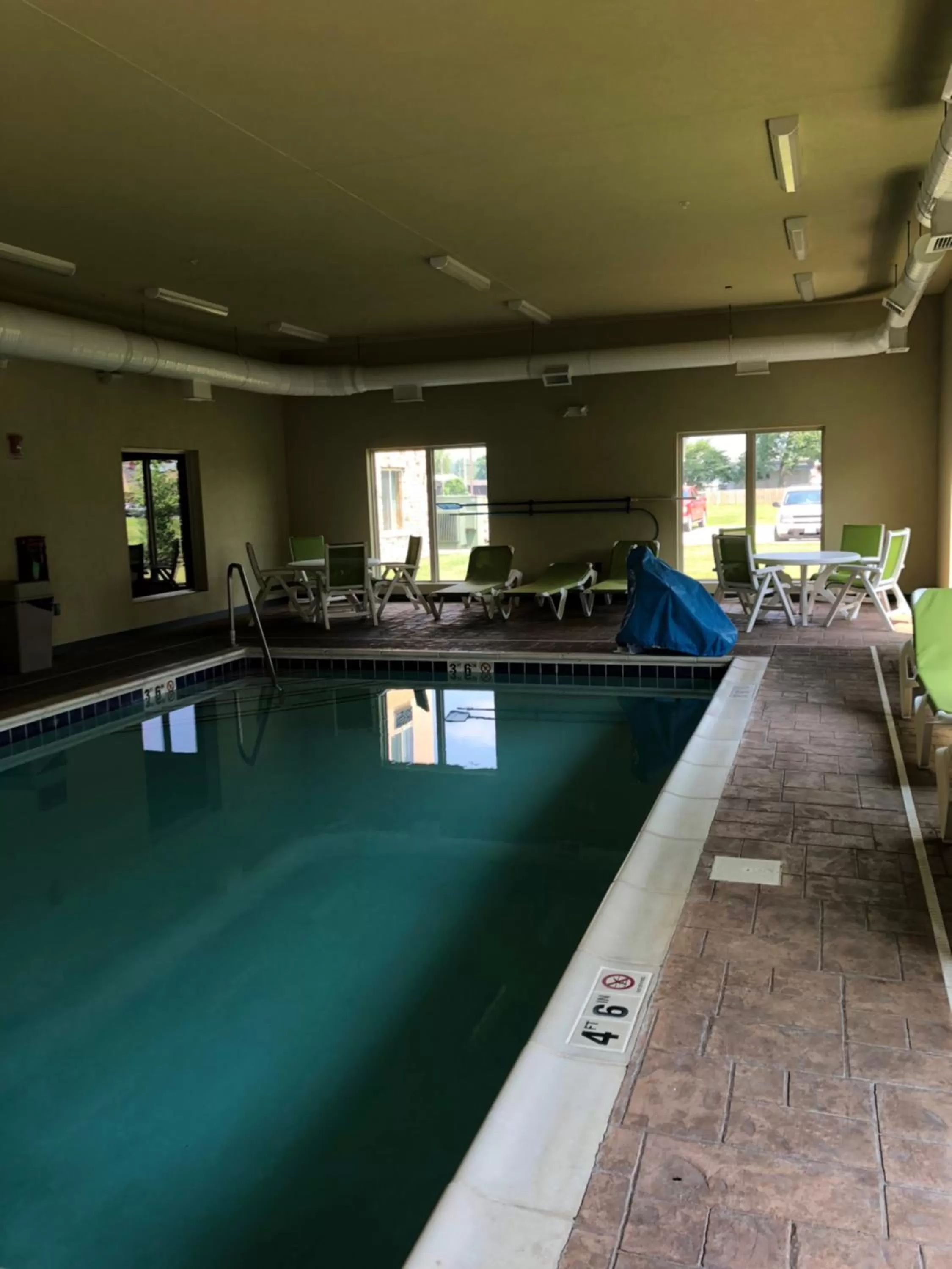 Swimming pool in Countryview Inn & Suites
