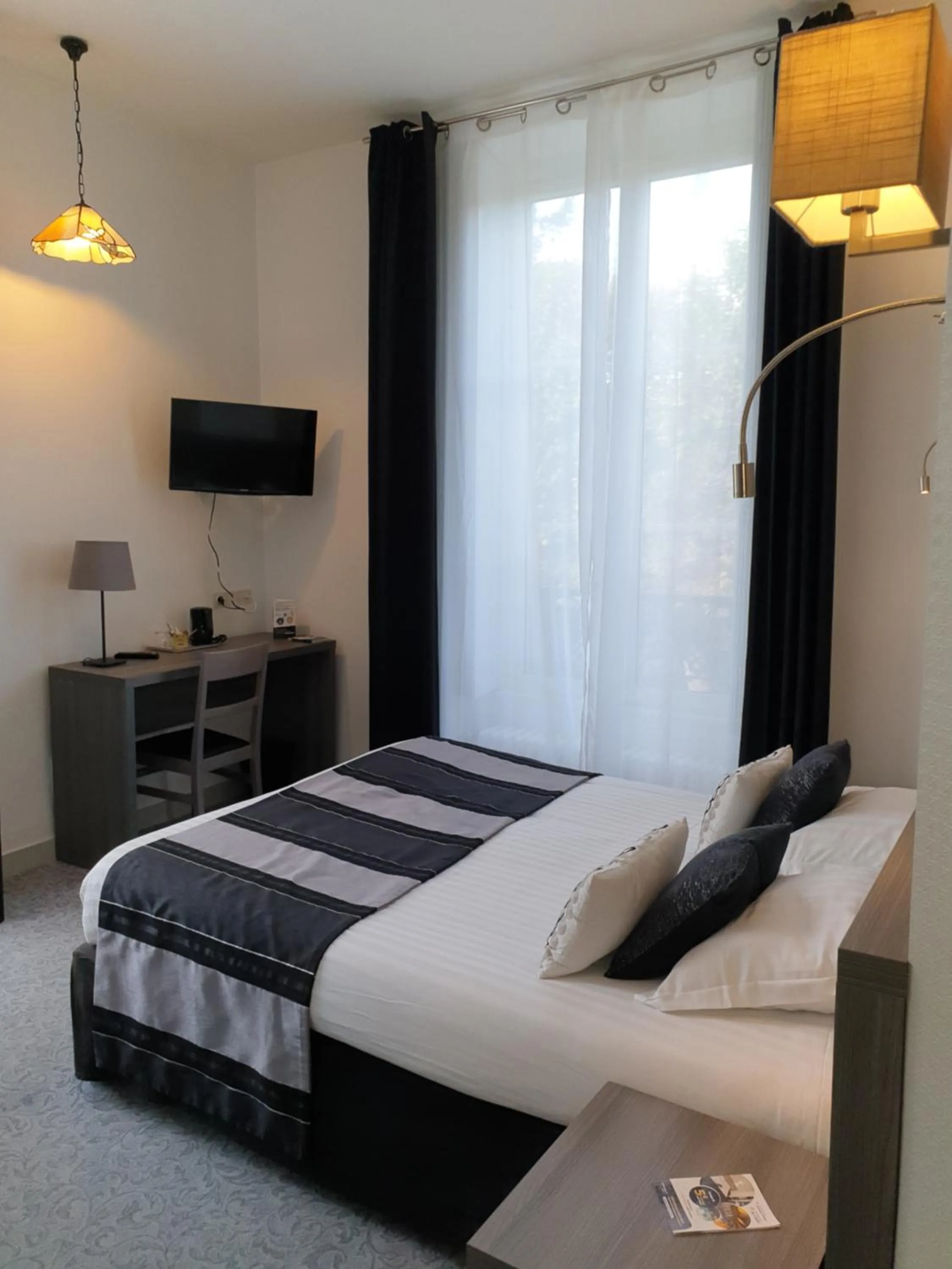 View (from property/room), Bed in Hôtel Le Rohan Charme et Caractère