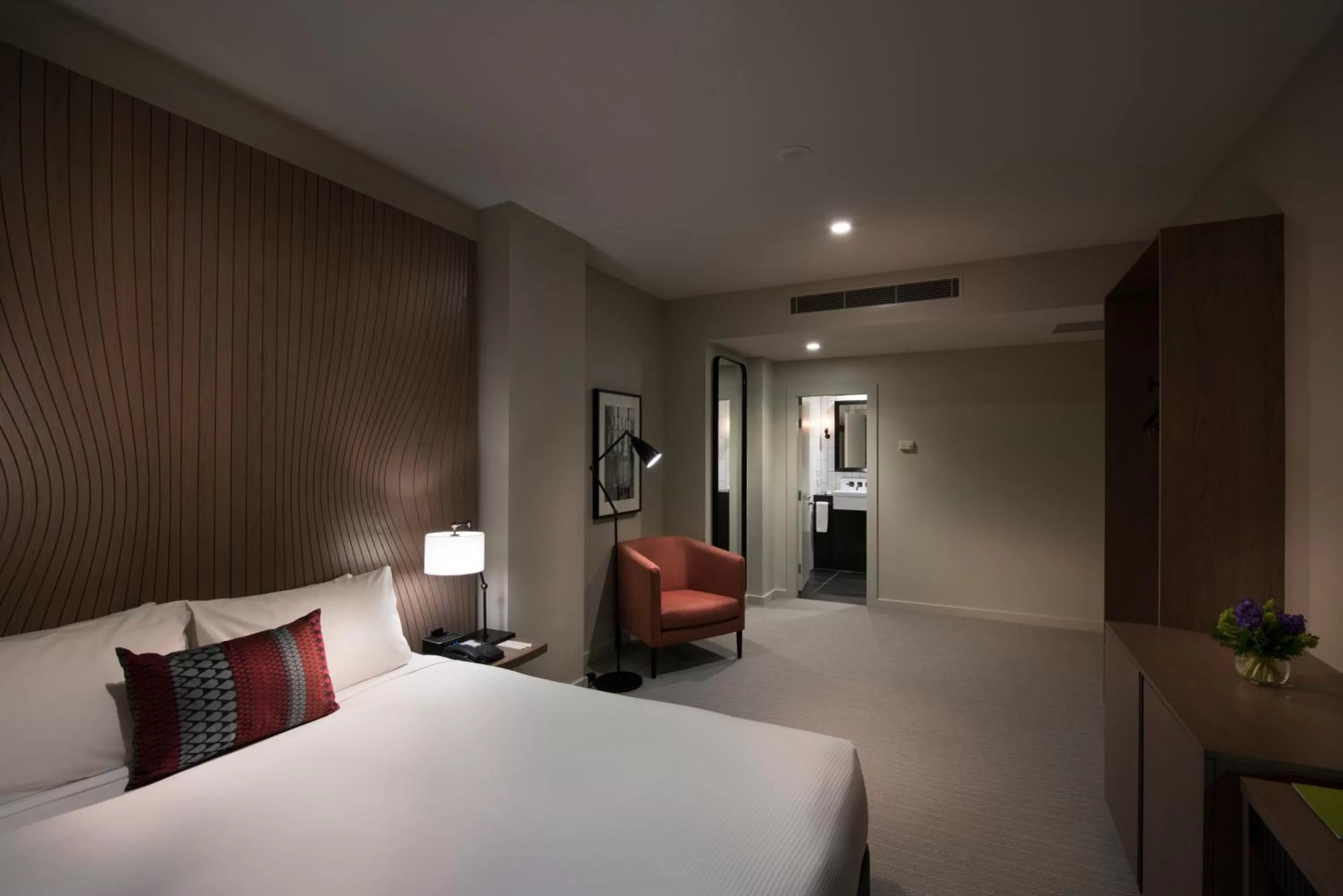 acessibility, Bed in DoubleTree by Hilton Melbourne