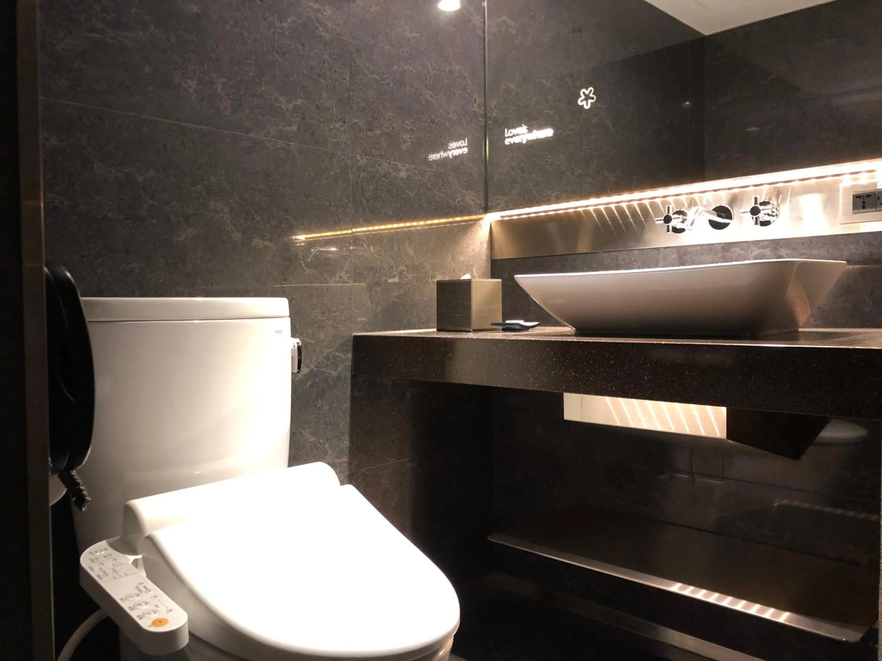 Toilet in CHECK inn Taipei Nanjing