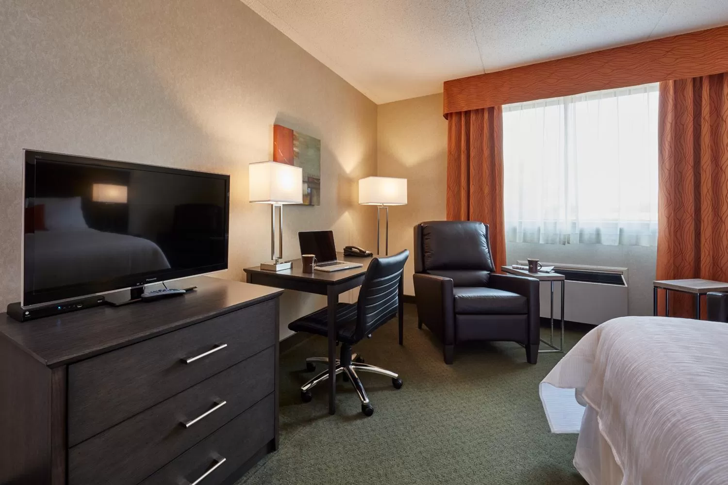 Bedroom, Bed in Travelway Inn Sudbury