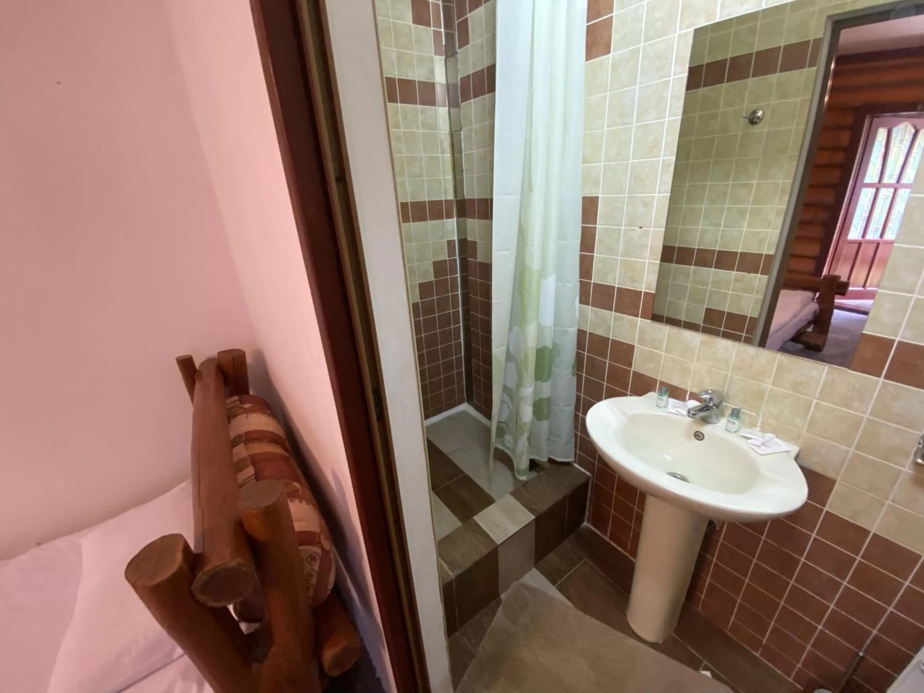 Bathroom in Kolyba Opryshkiv