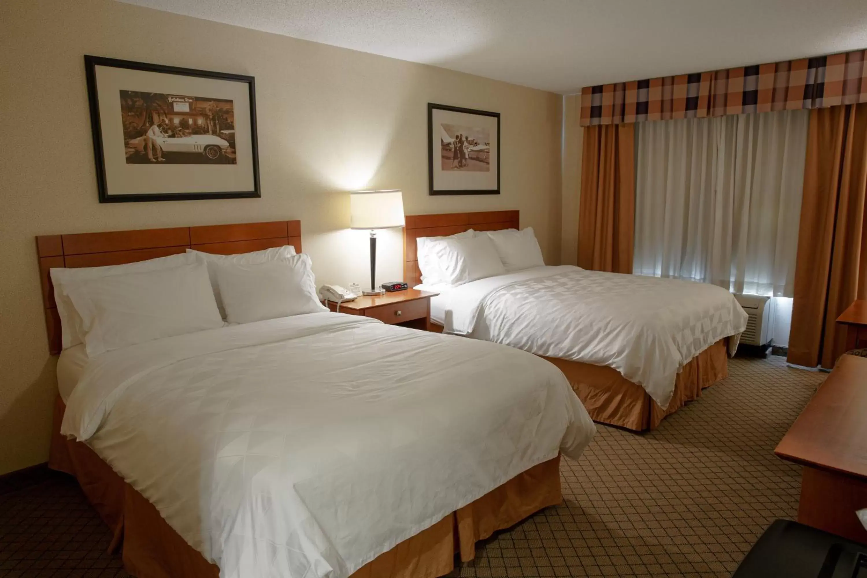 Standard Queen Room with Two Queen Beds in Holiday Inn Battle Creek by IHG Standard Queen Room with Two Queen Beds in Holiday Inn Battle Creek by IHG