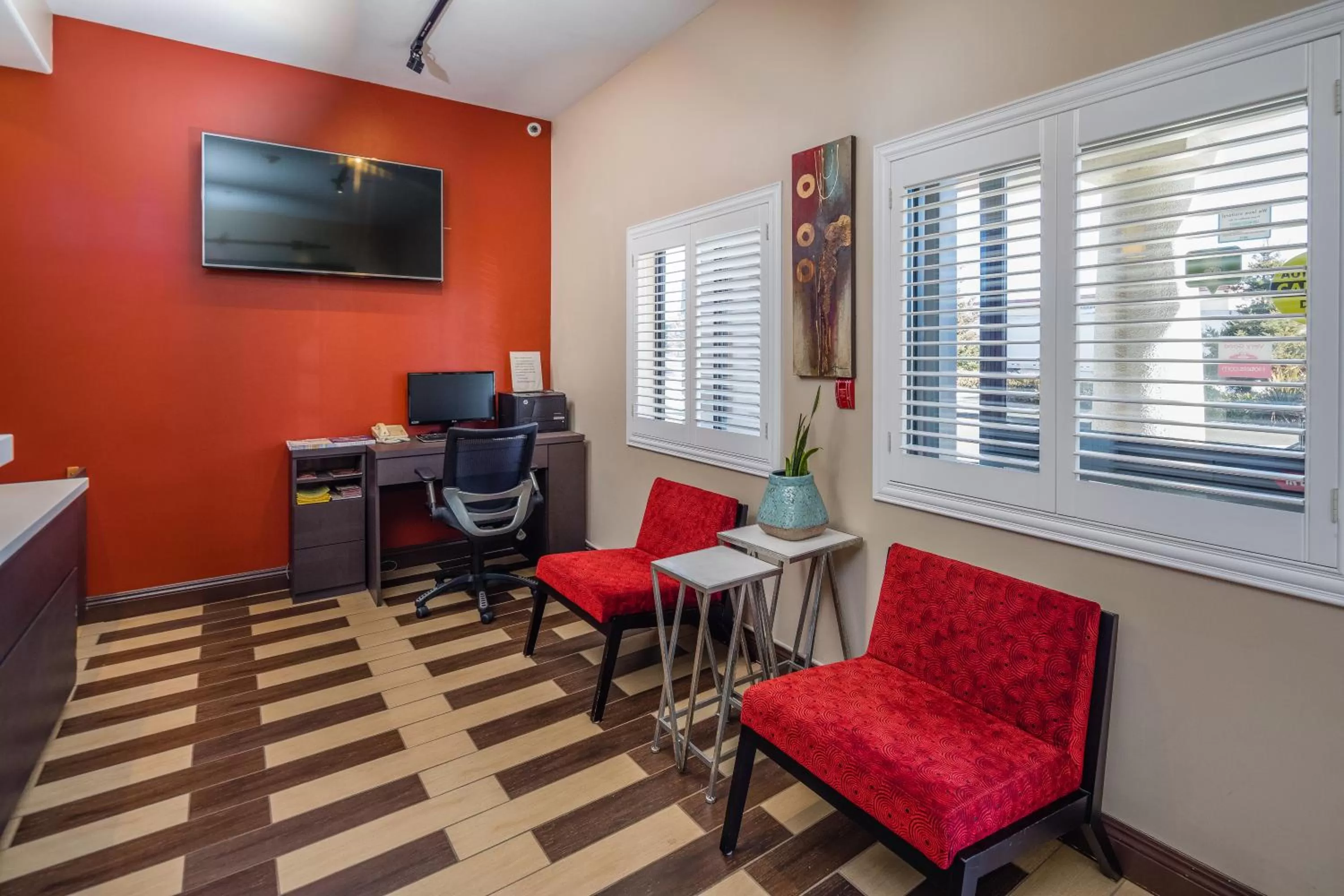 Lobby or reception, TV/Entertainment Center in Super 8 by Wyndham San Bruno /SF Intl Arpt West