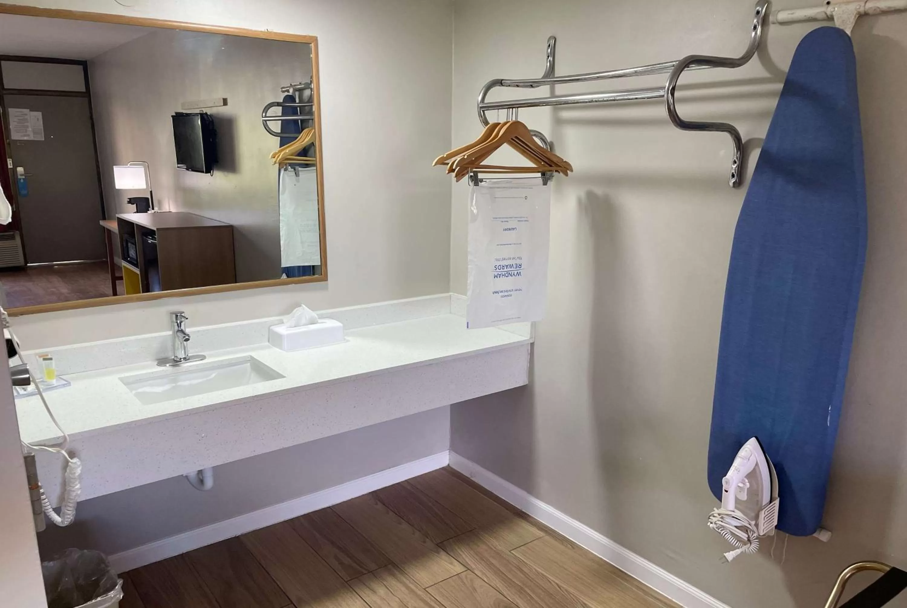 TV and multimedia in Days Inn by Wyndham Valdosta/Near Valdosta Mall