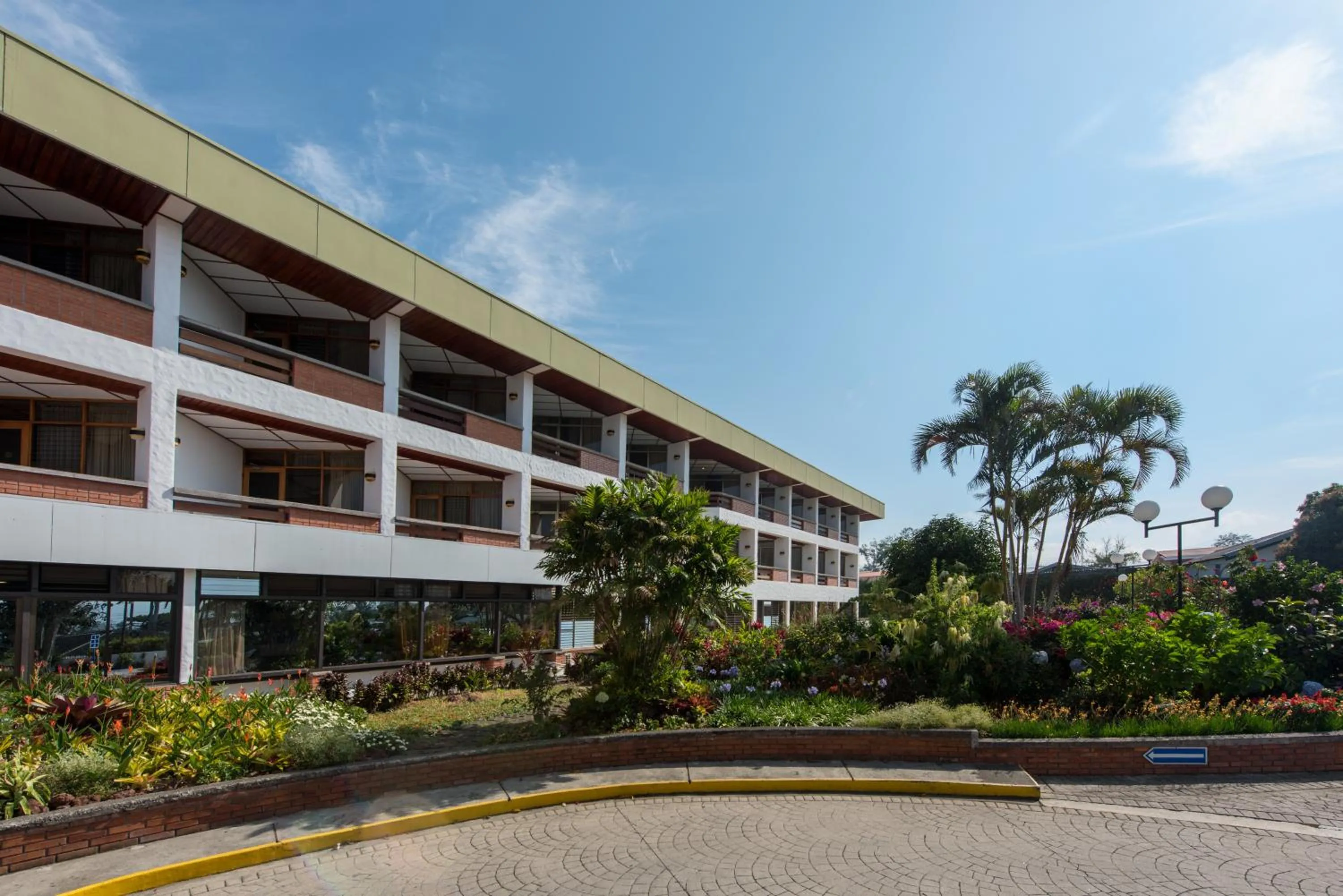 Garden view in Hotel Bougainvillea San José