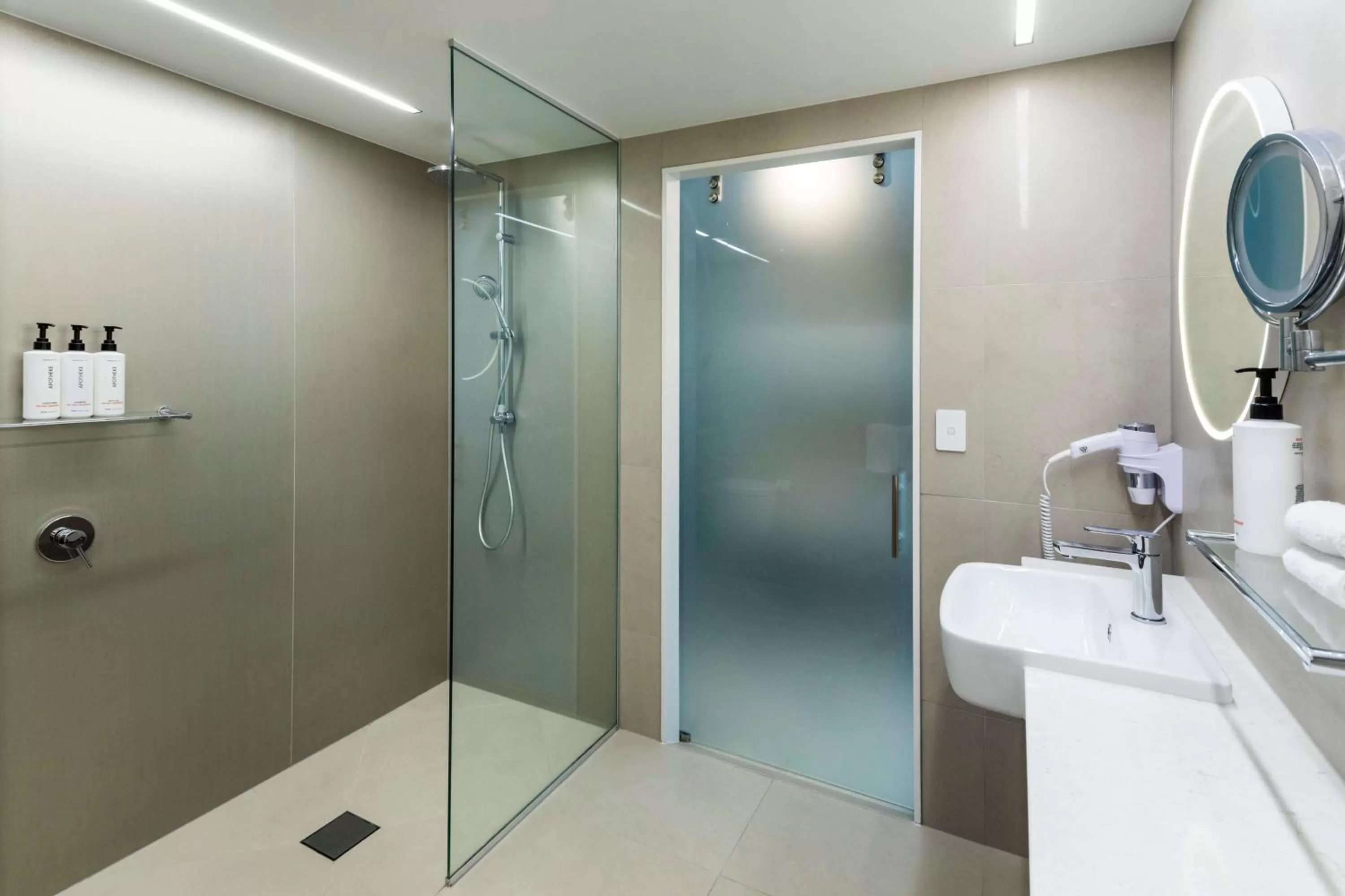 Bathroom in Pacific Hotel Cairns