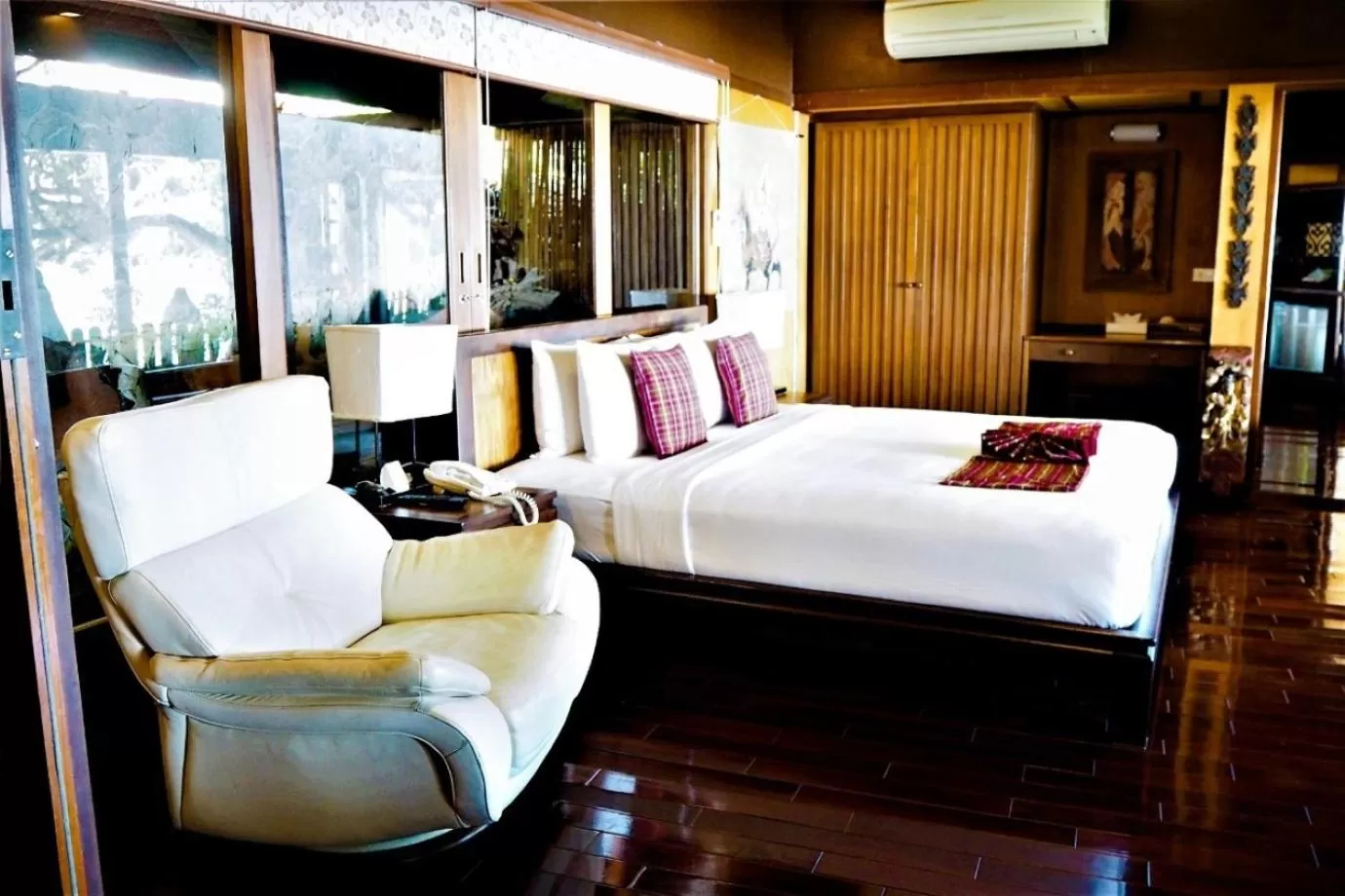 Photo of the whole room, Bed in Birds and Bees Resort