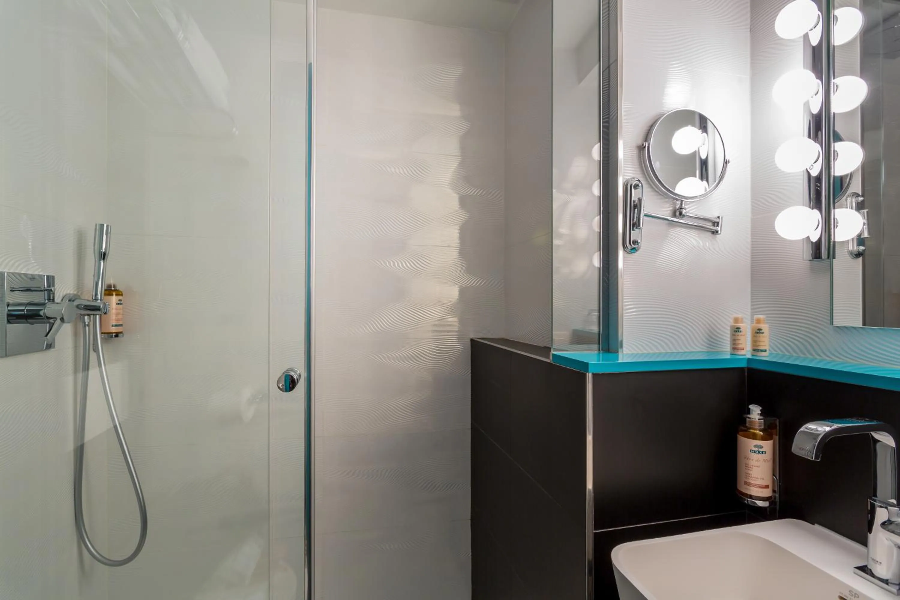 Bathroom in Hôtel La Parizienne - Proche Montparnasse