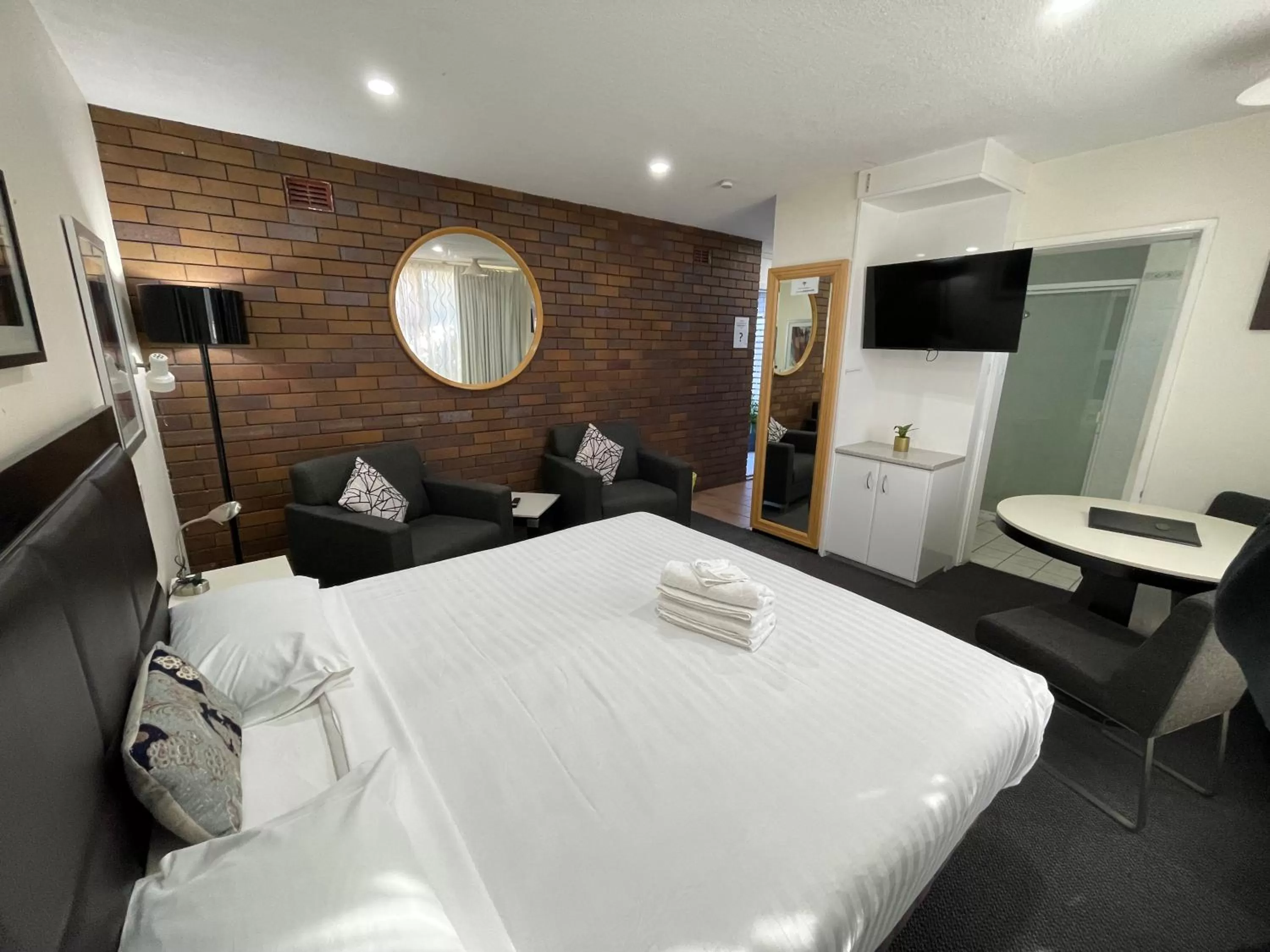 Bed in Lakeview Motor Inn