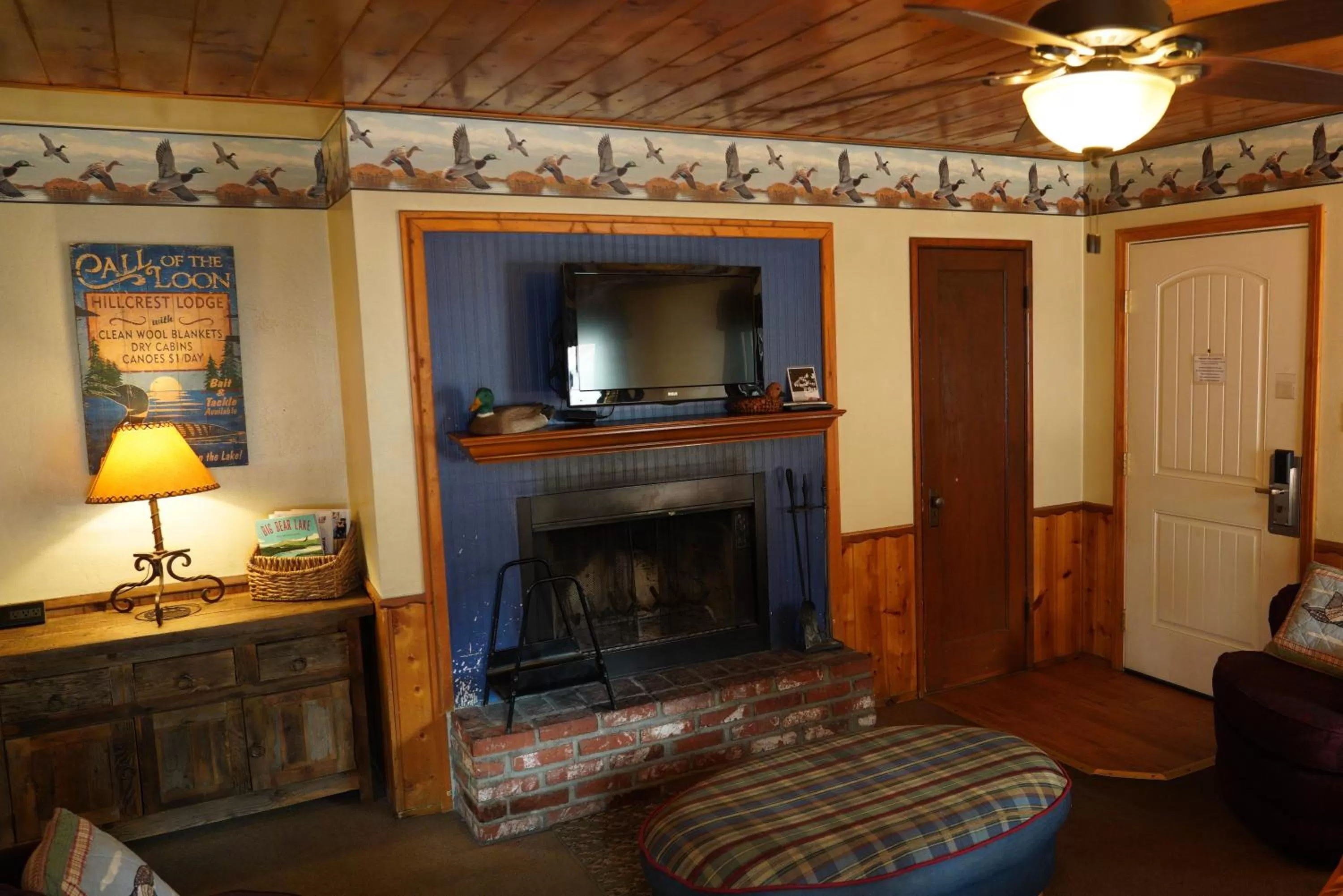 Living room, TV/Entertainment Center in Hillcrest Suites & Cabins