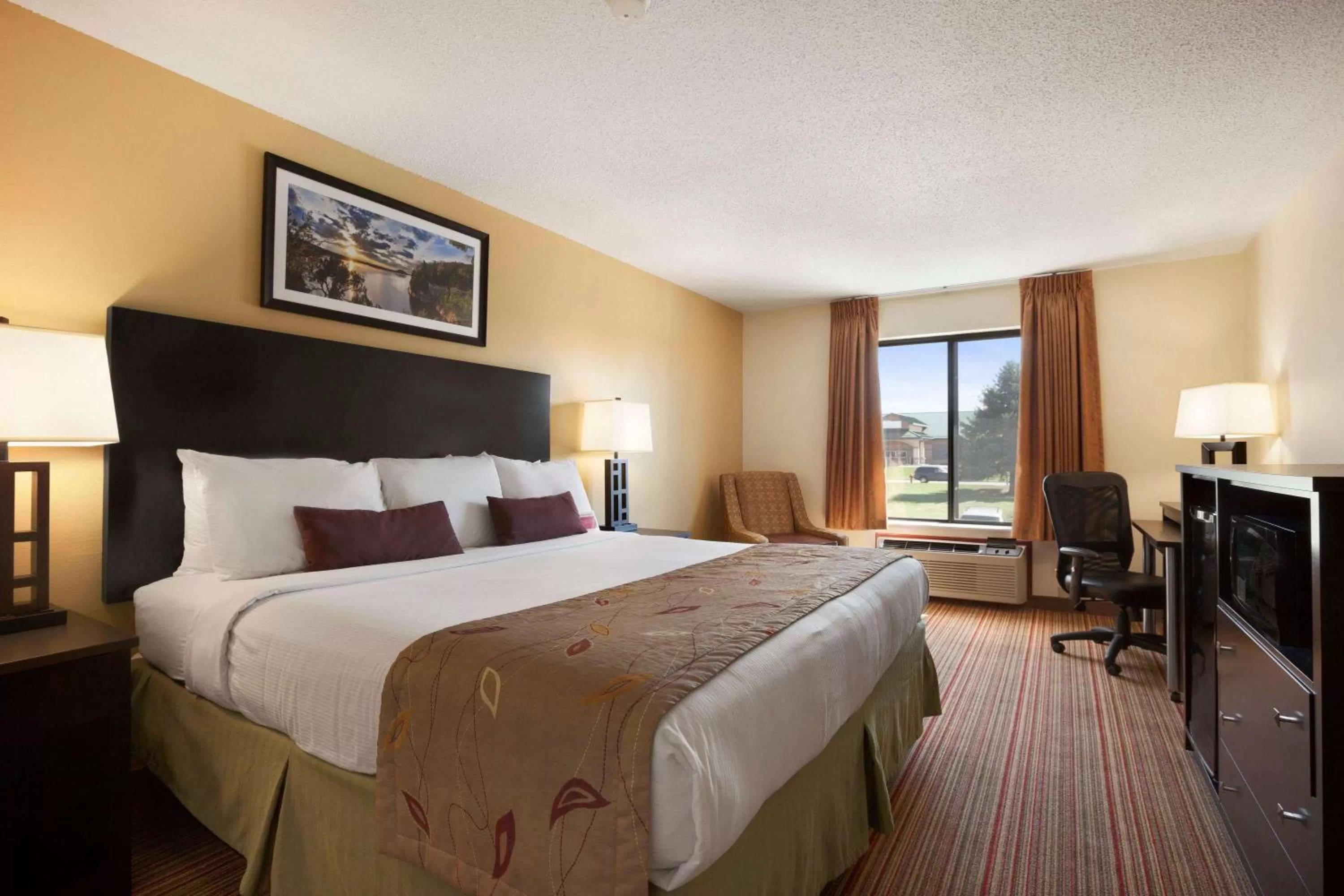 Photo of the whole room, Bed in Ramada by Wyndham Wisconsin Dells I-90