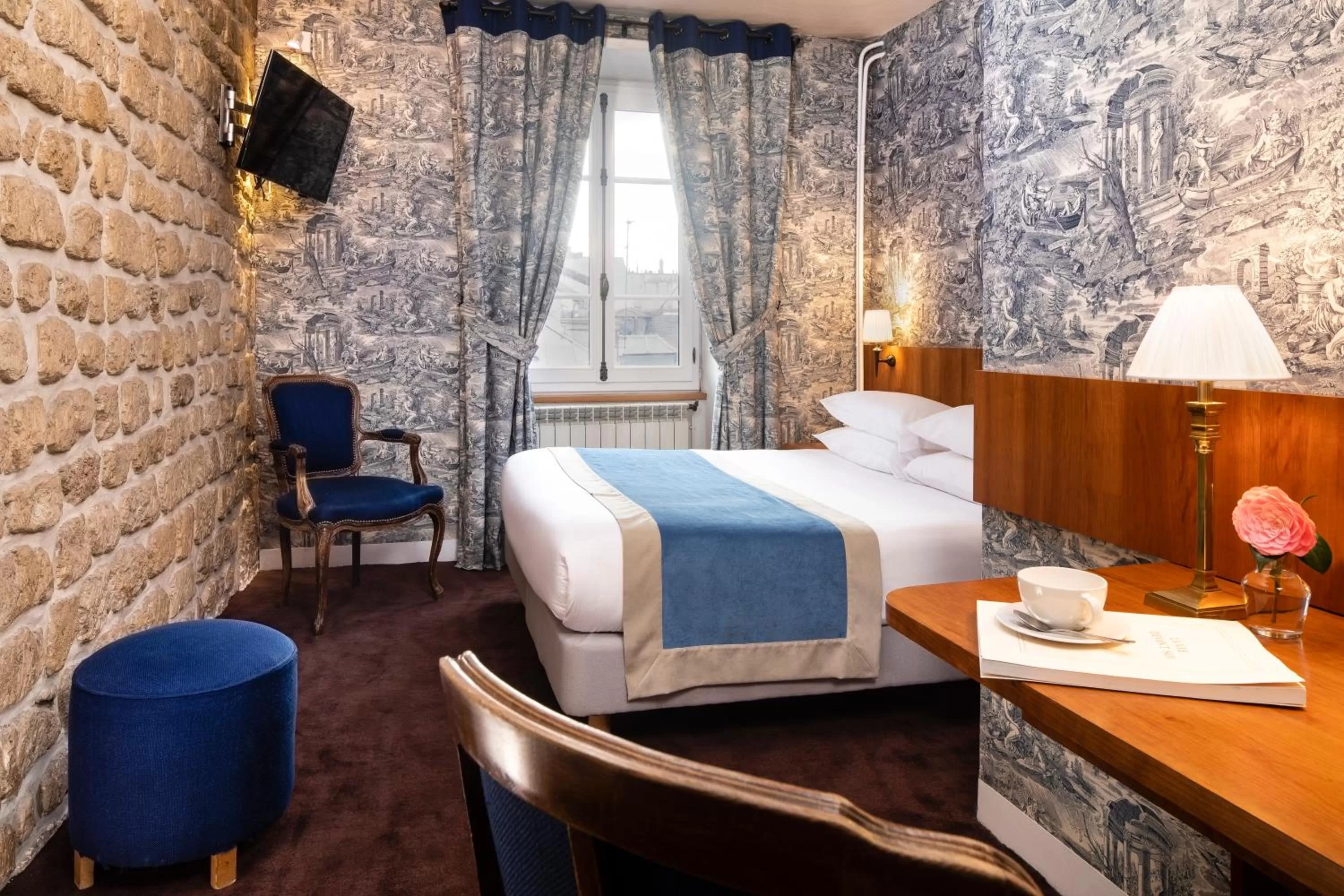 Photo of the whole room, Bed in Odeon Hotel