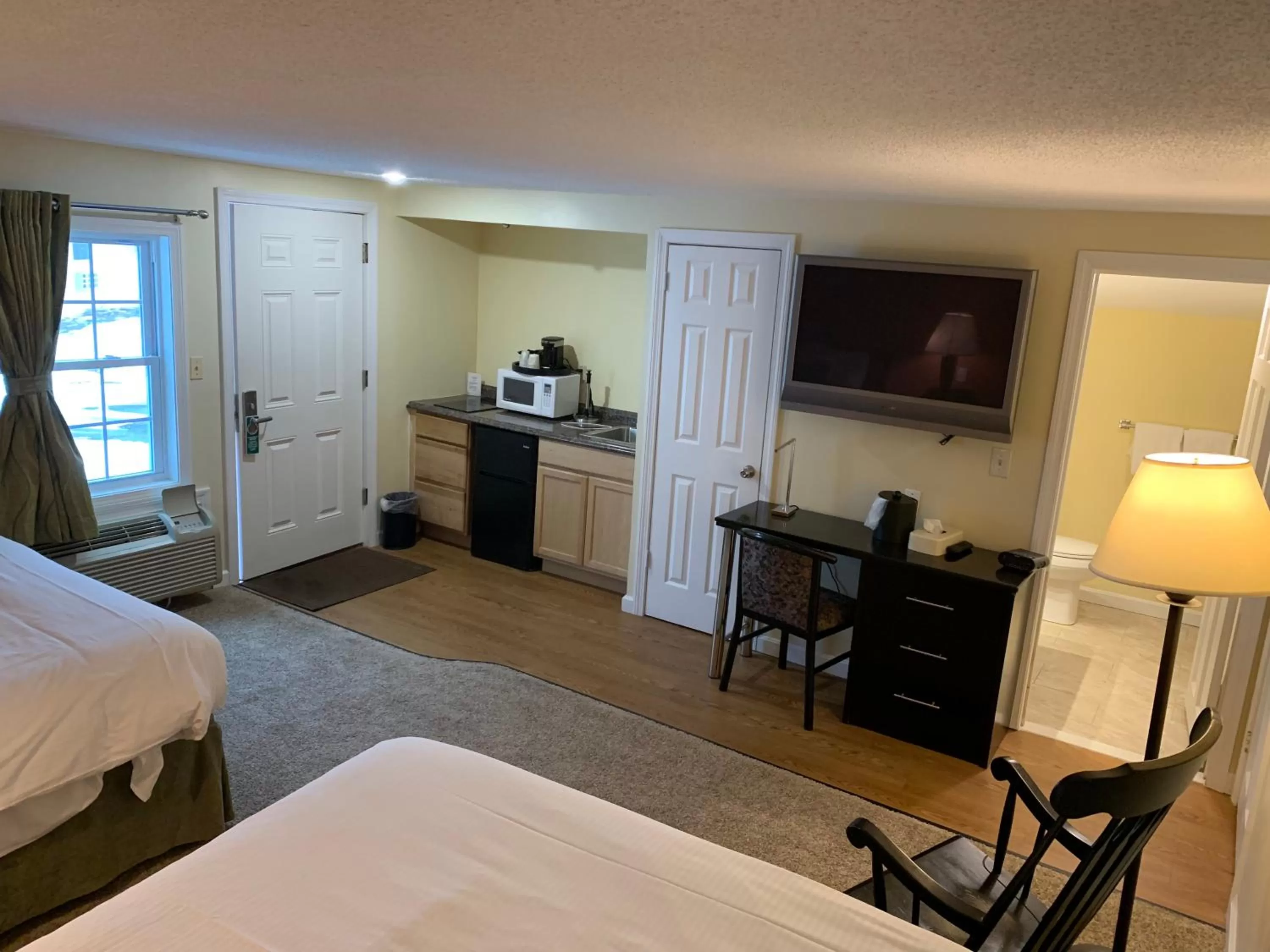 Bedroom, Bed in Four Winds Country Motel