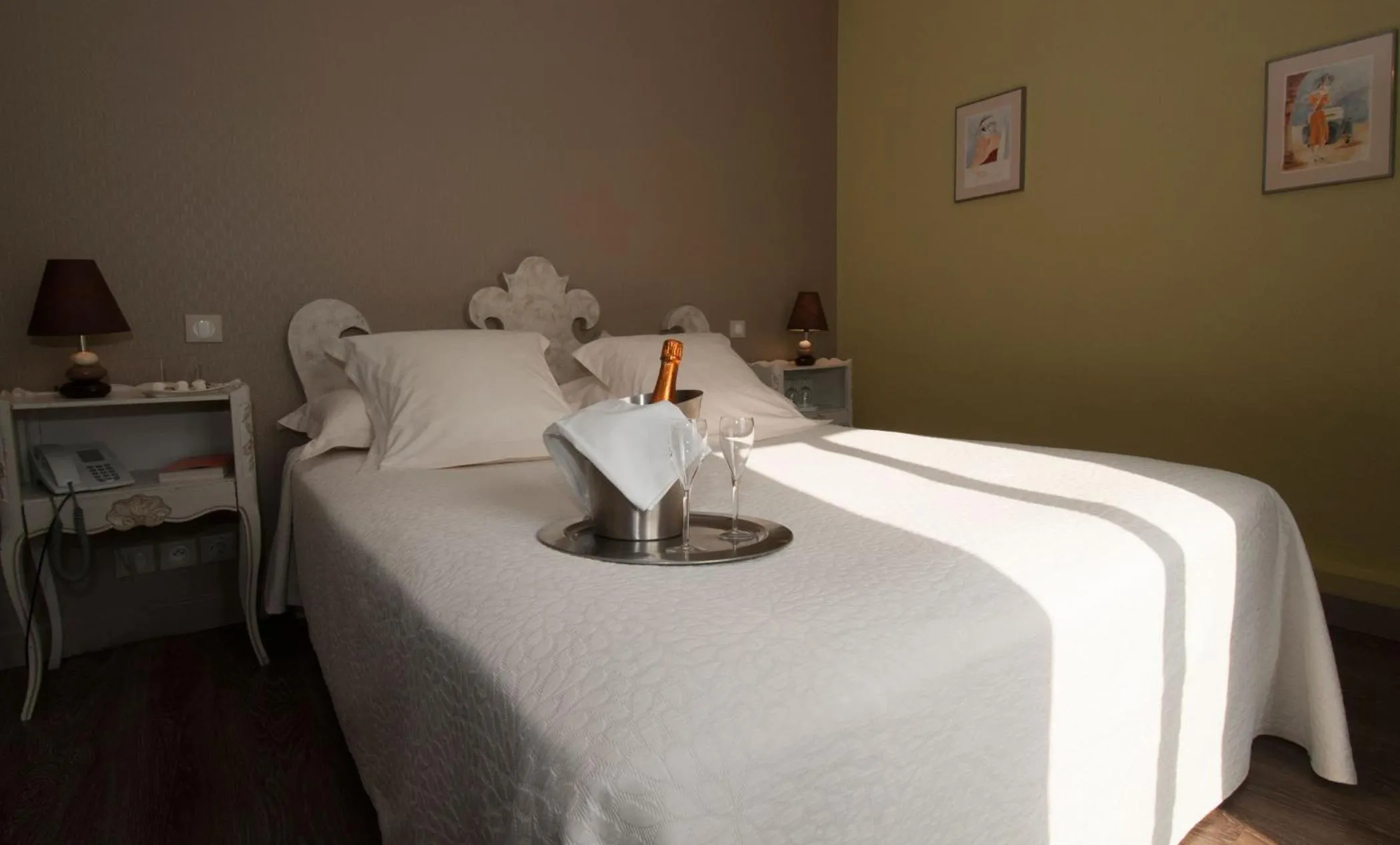 Photo of the whole room, Bed in Logis Hôtel Restaurant Le Coq Hardi