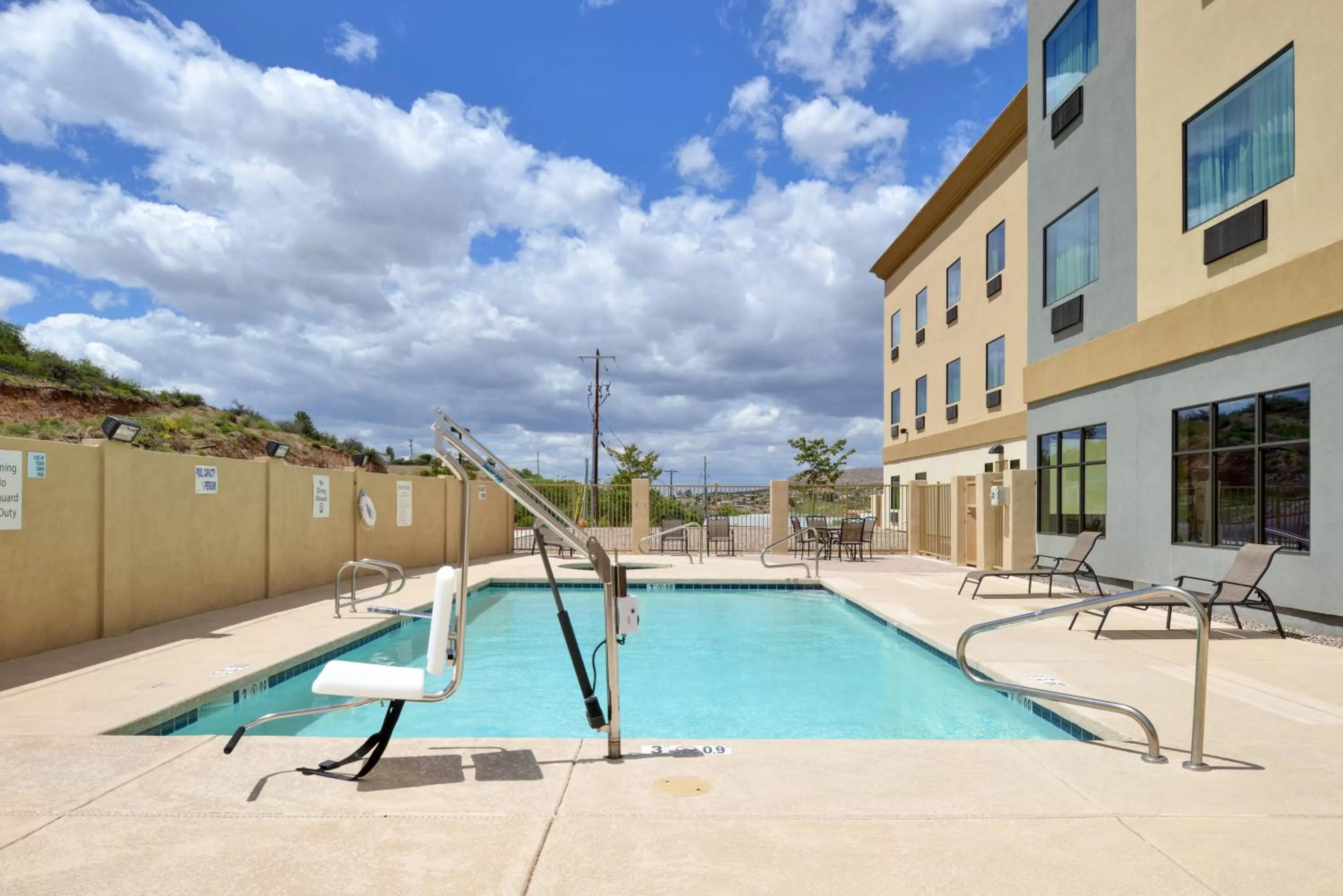 Swimming pool in Holiday Inn Express & Suites Globe by IHG