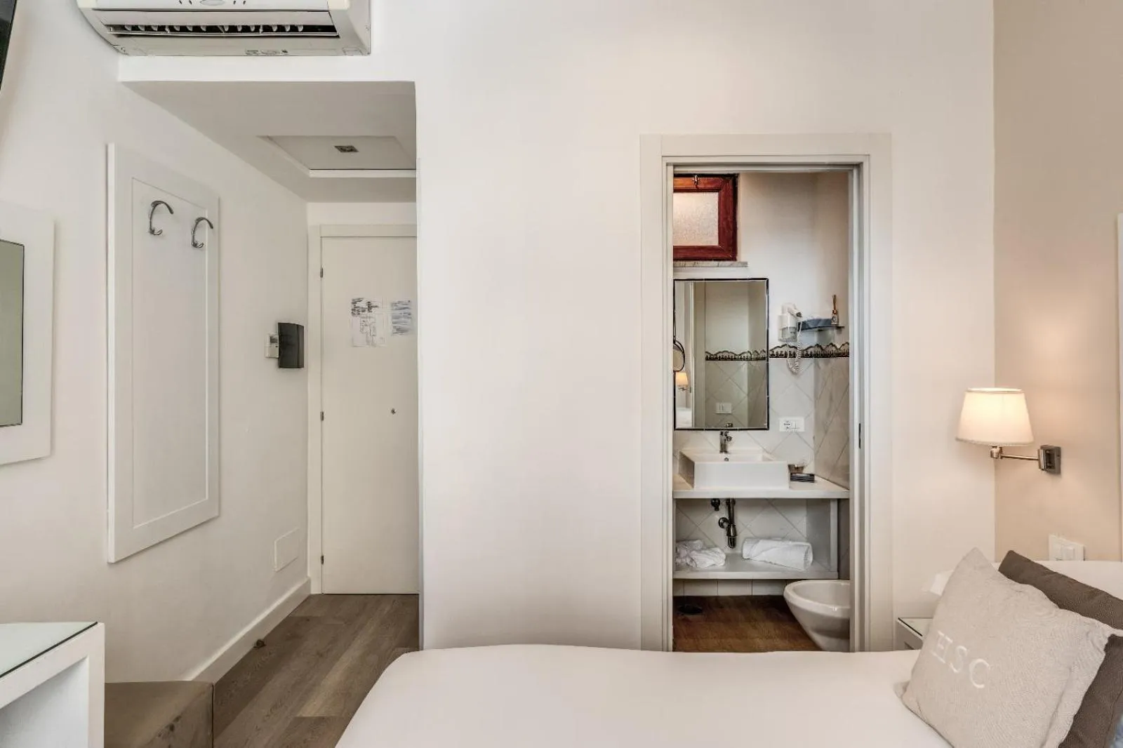 Bathroom, Bed in Hotel Sorrento City