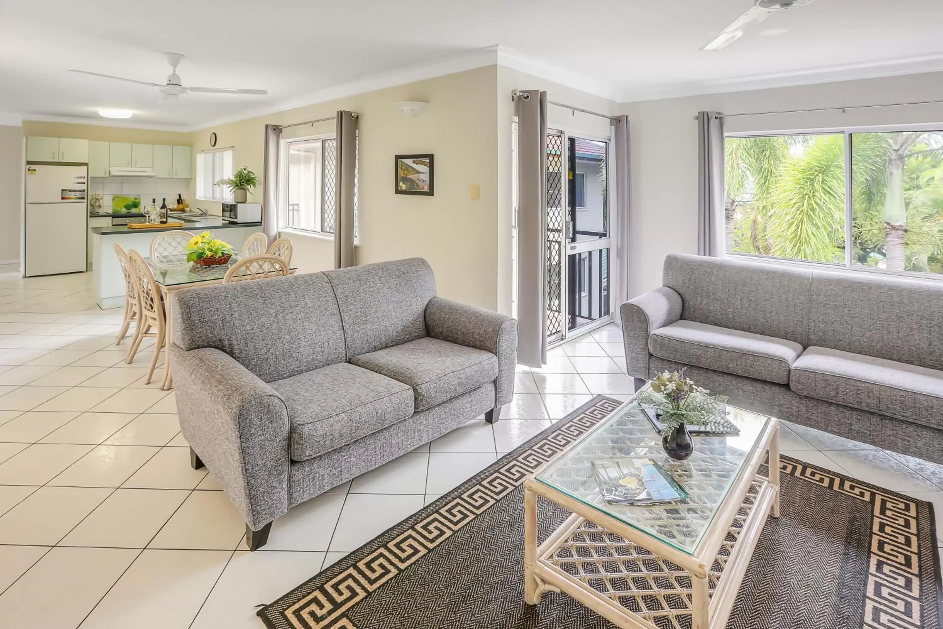 Three-Bedroom Apartment in Koala Court Holiday Apartments Three-Bedroom Apartment in Koala Court Holiday Apartments