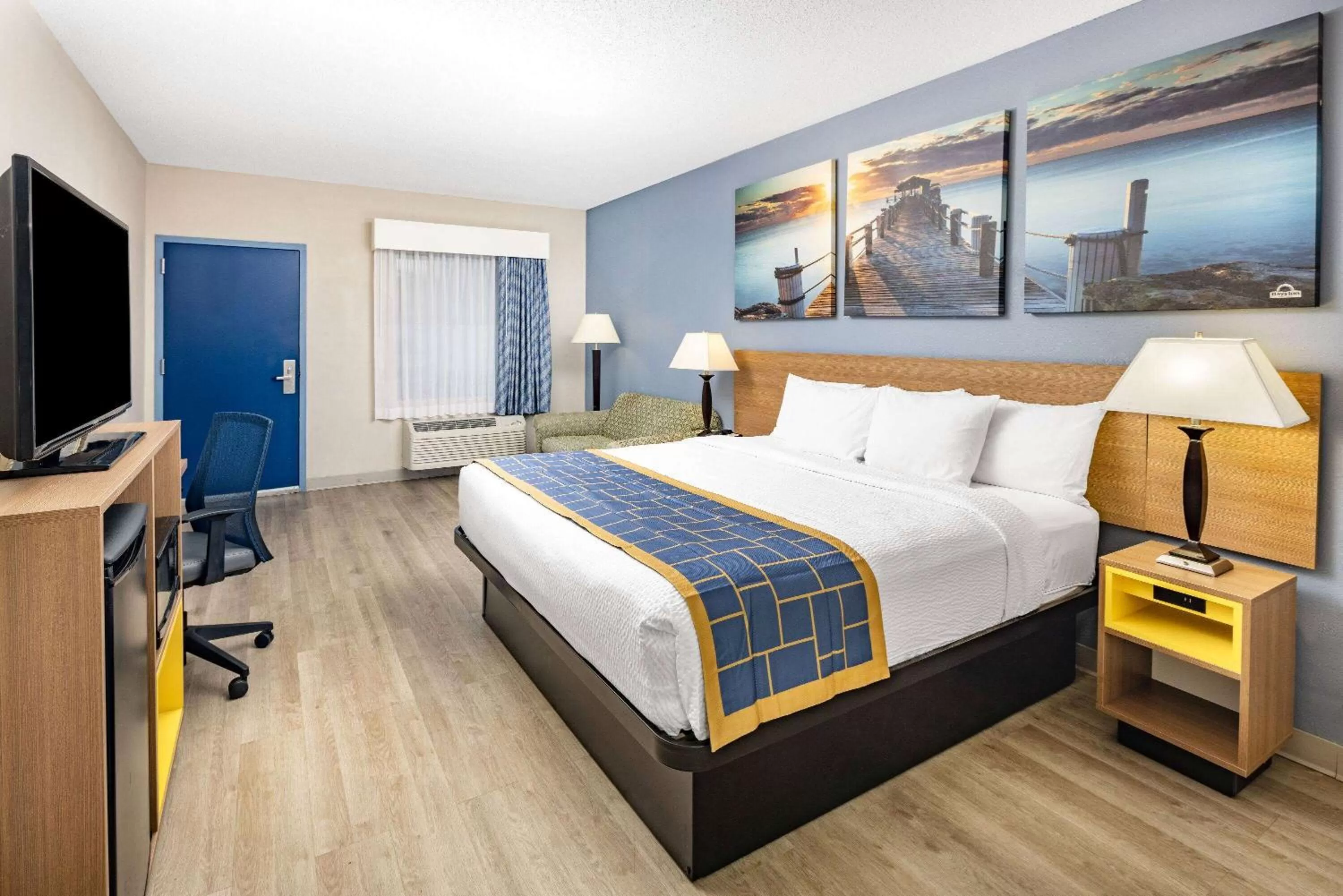Photo of the whole room, Bed in Days Inn & Suites by Wyndham Savannah Midtown