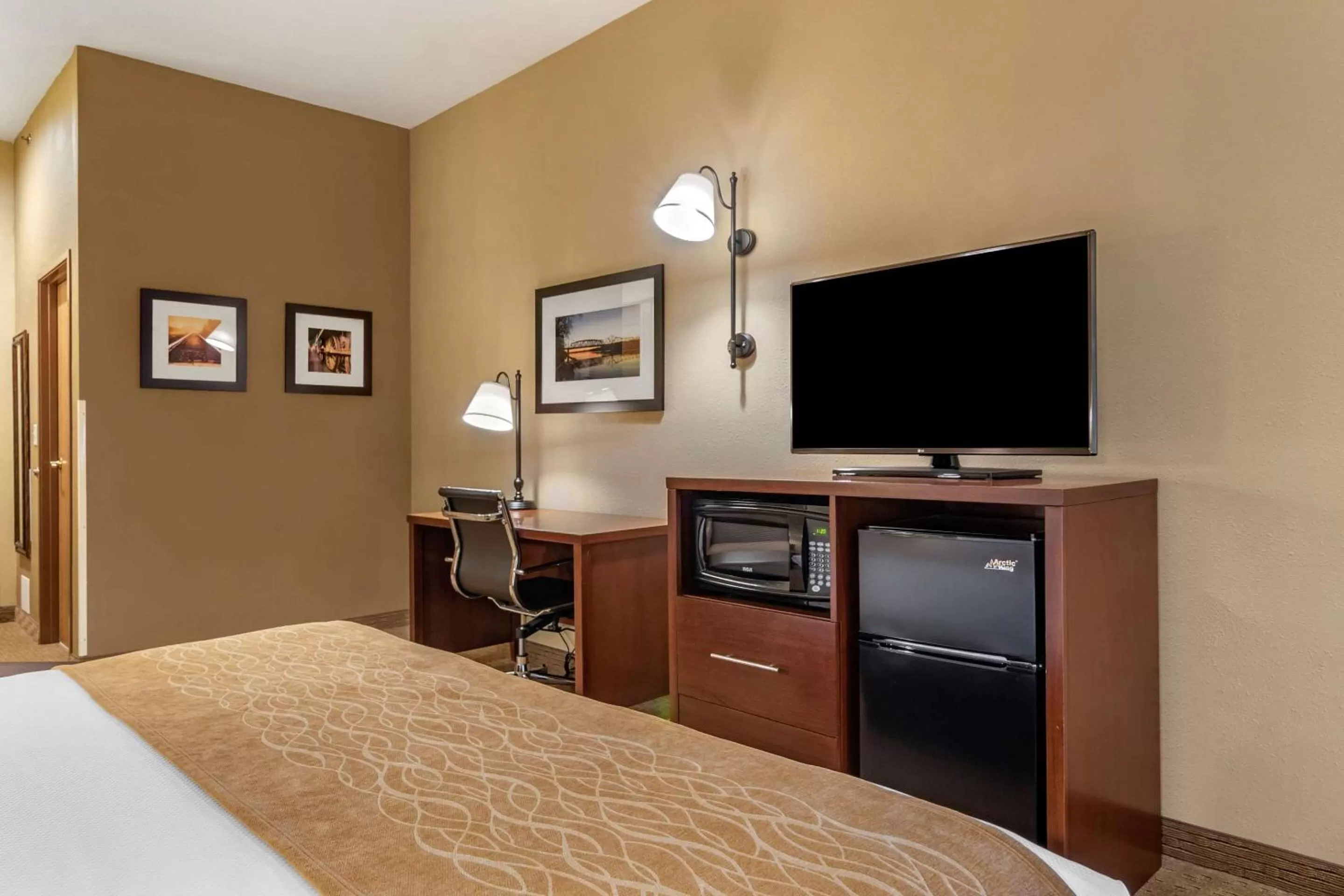 Photo of the whole room, Bed in Comfort Inn Warrensburg Station