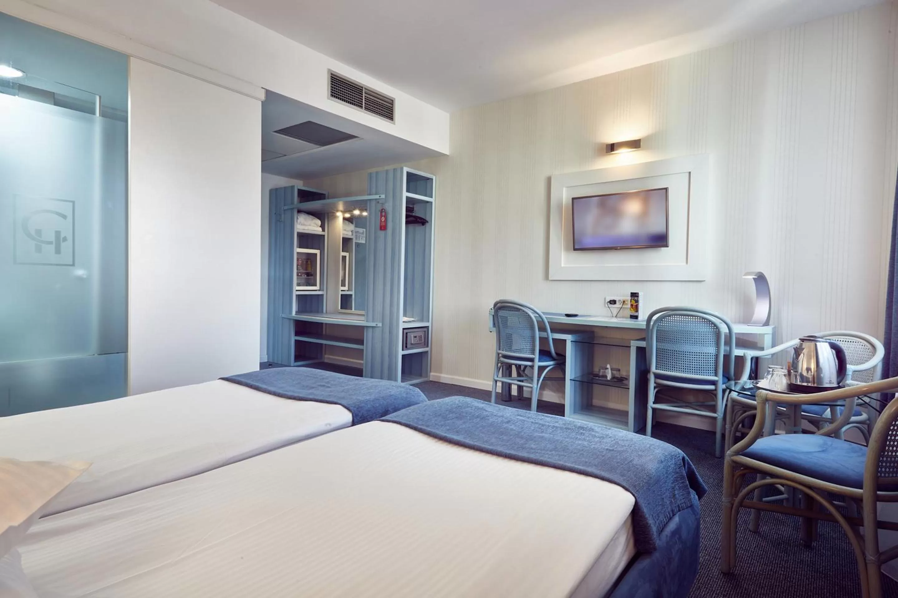 Photo of the whole room, Bed in Continental Forum Sibiu